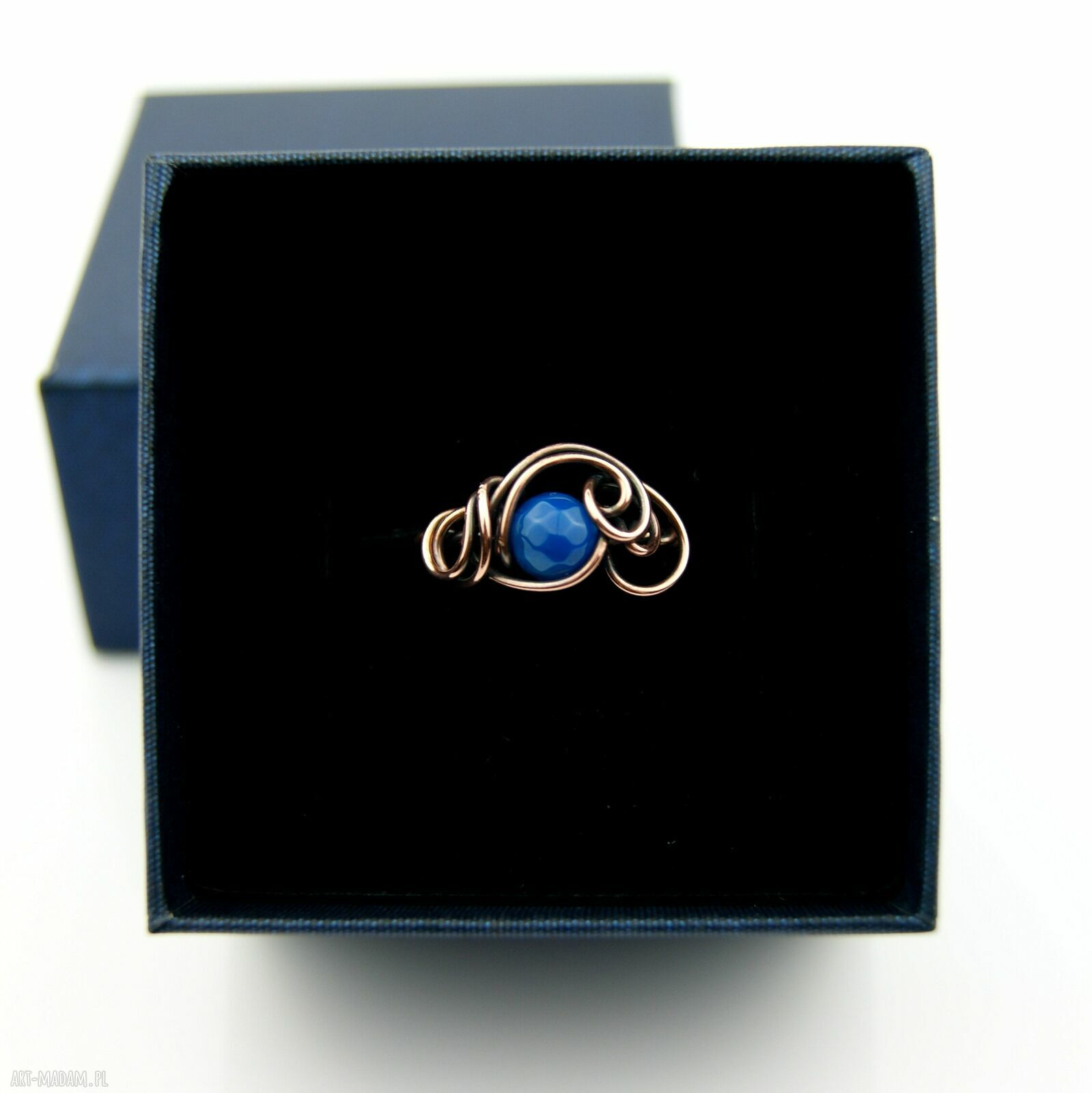 Niebieski agat w miedzi - regulowany pierścionek wire wrapping Blue Pearl Art