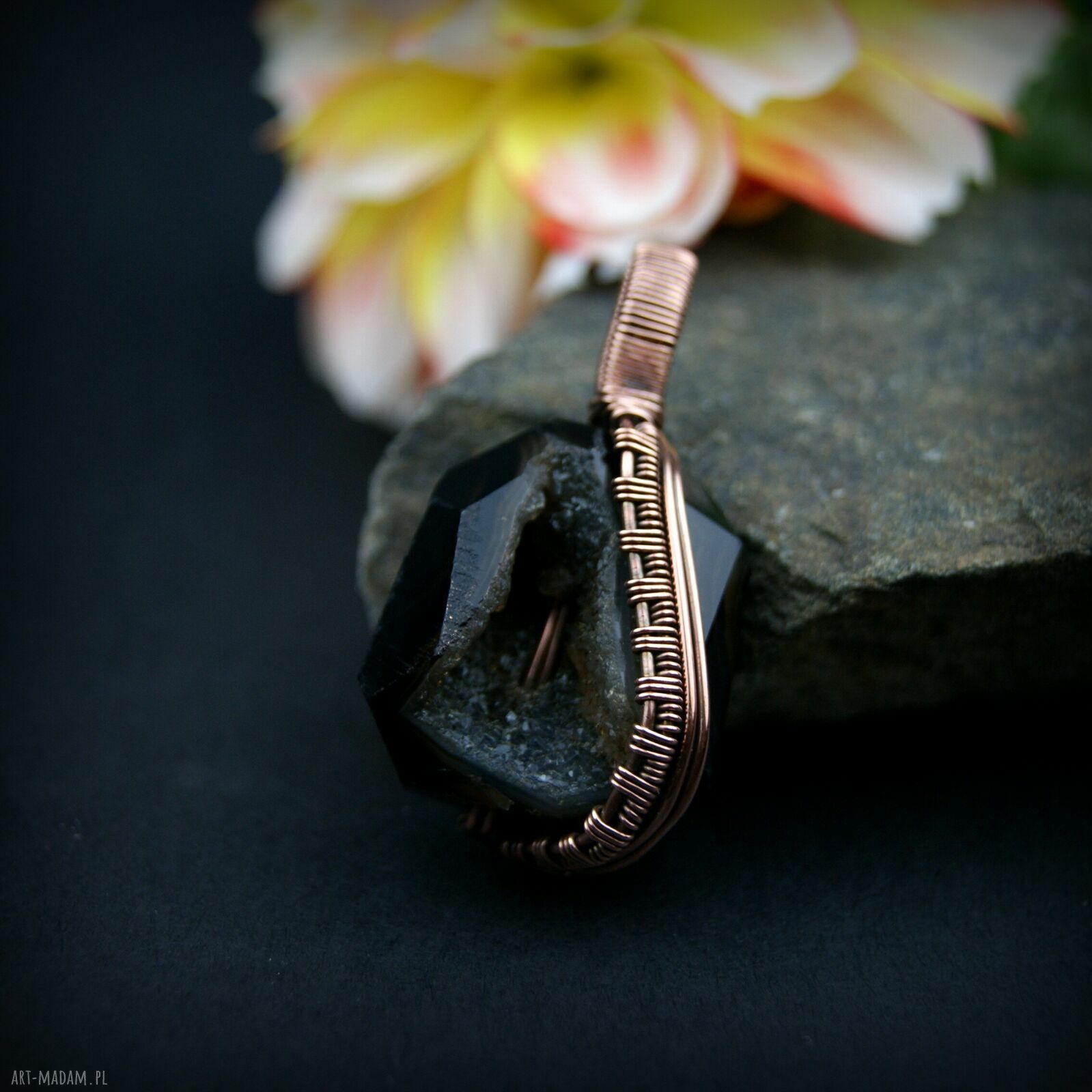 Agat z druzą - wisiorek wire wrapping z miedzi