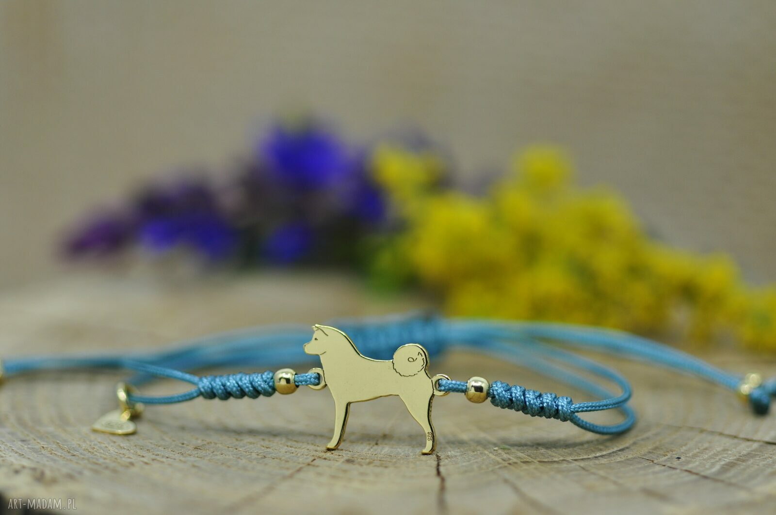 Bransoletka z psem Akita japońska - srebro 925 pozłacane i turkusowy sznurek handmade