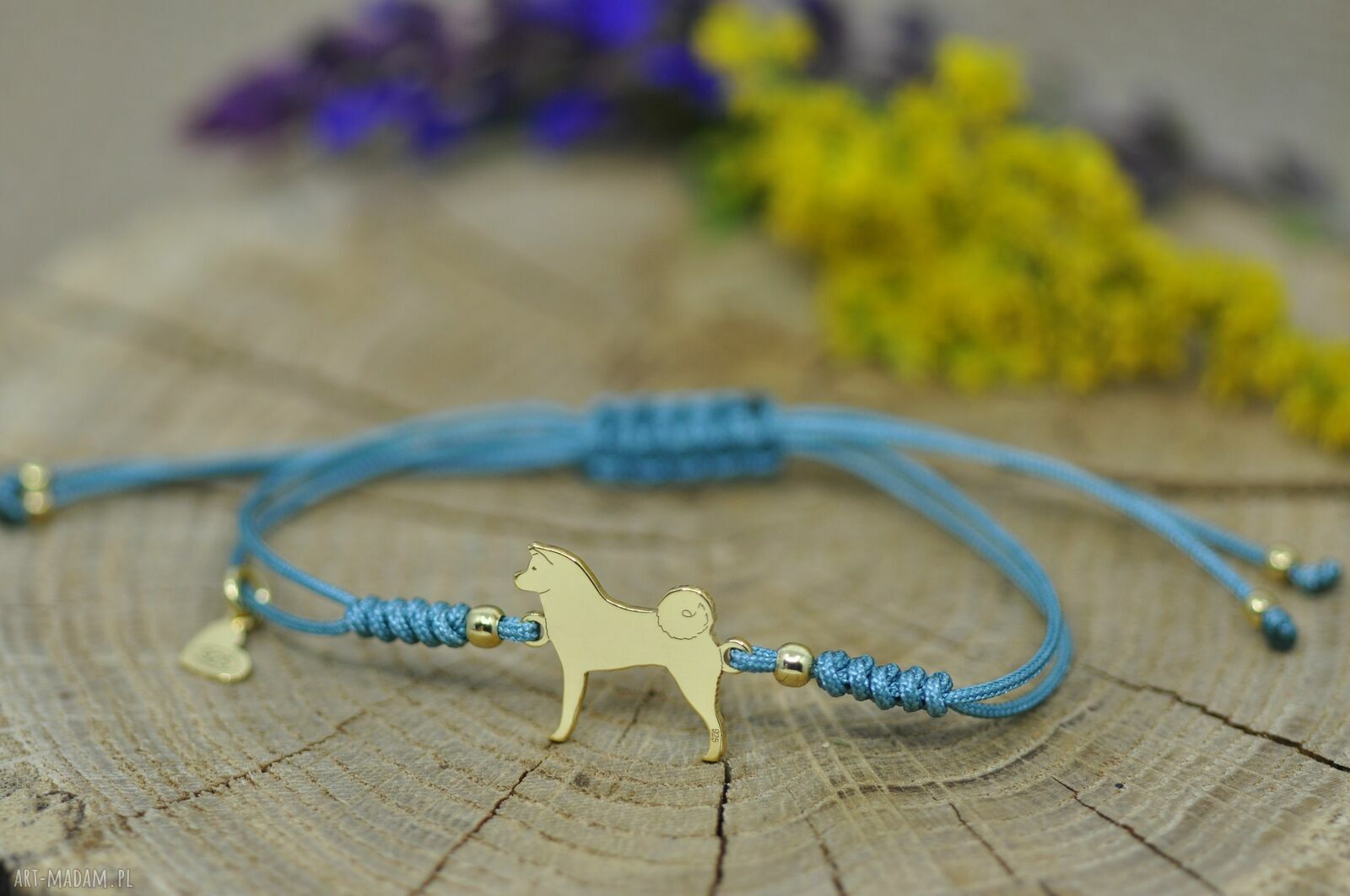 Bransoletka z psem Akita japońska - srebro 925 pozłacane i turkusowy sznurek (handmade)