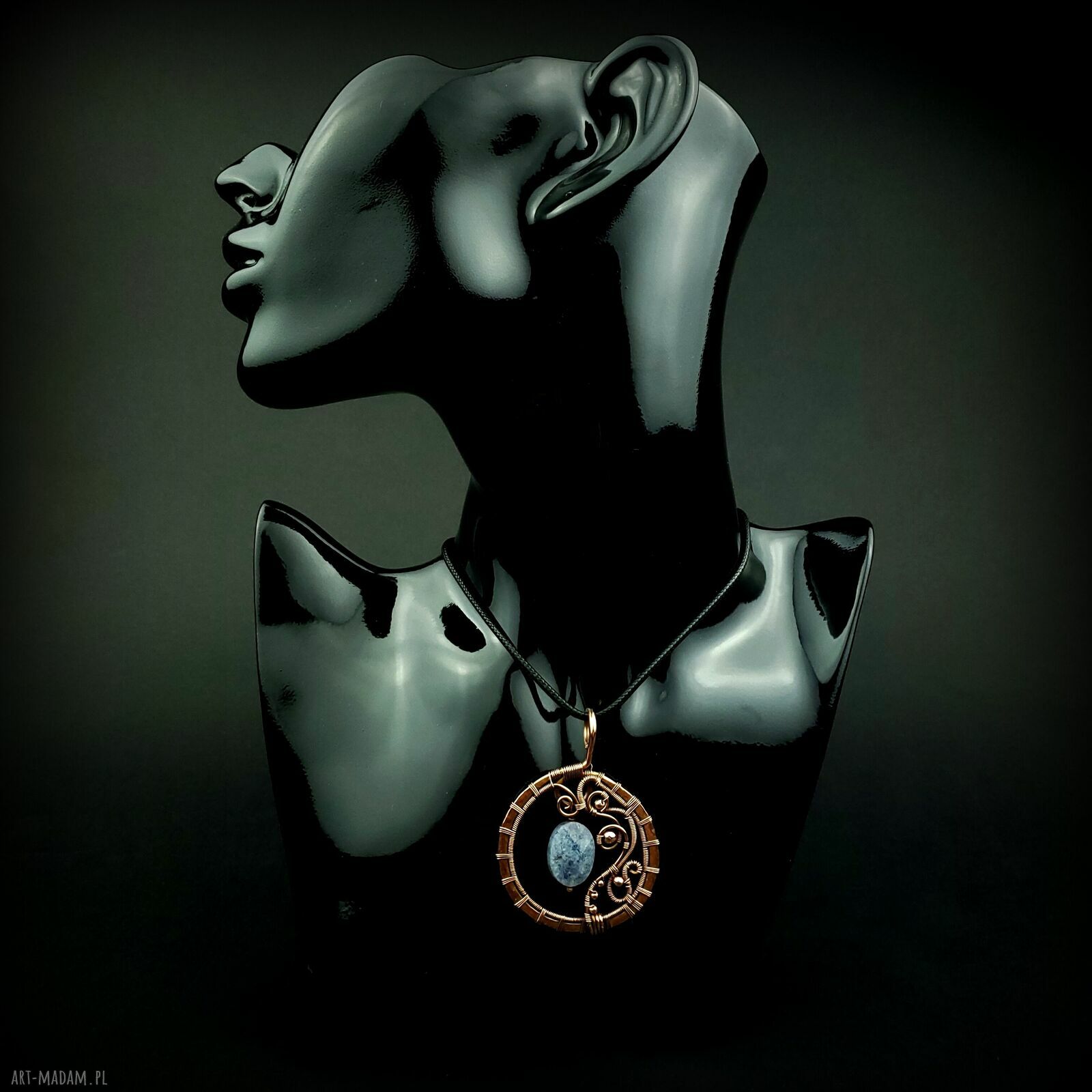 Akwamarynowy wisiorek wire wrapping z oksydowanej miedzi i hematytami