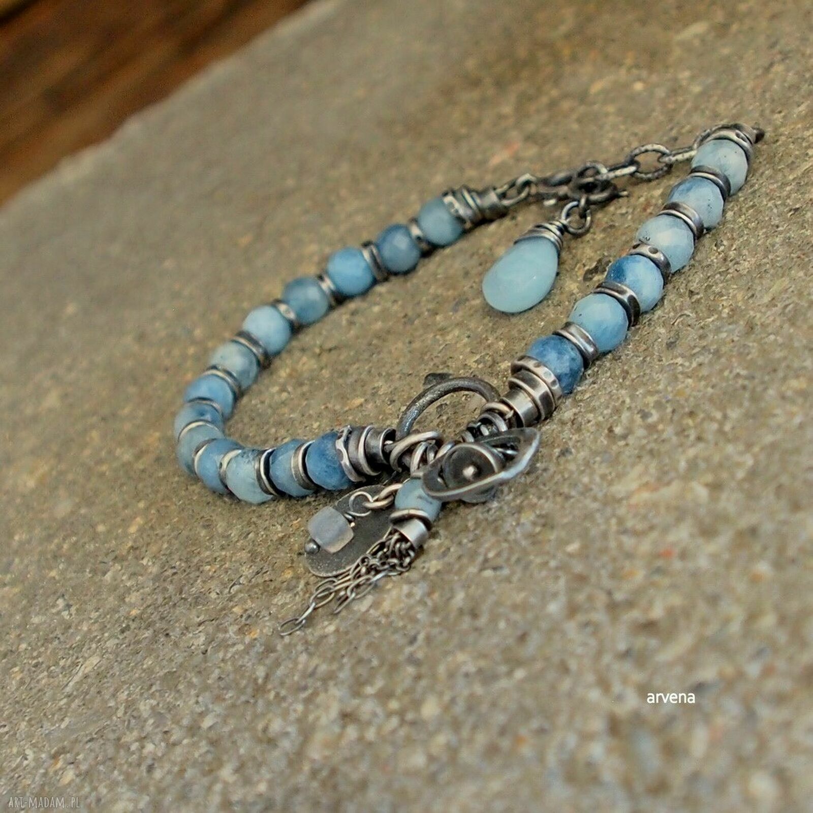 Akwamaryn - bransoletka ze srebra oksydowanego 925 z charms