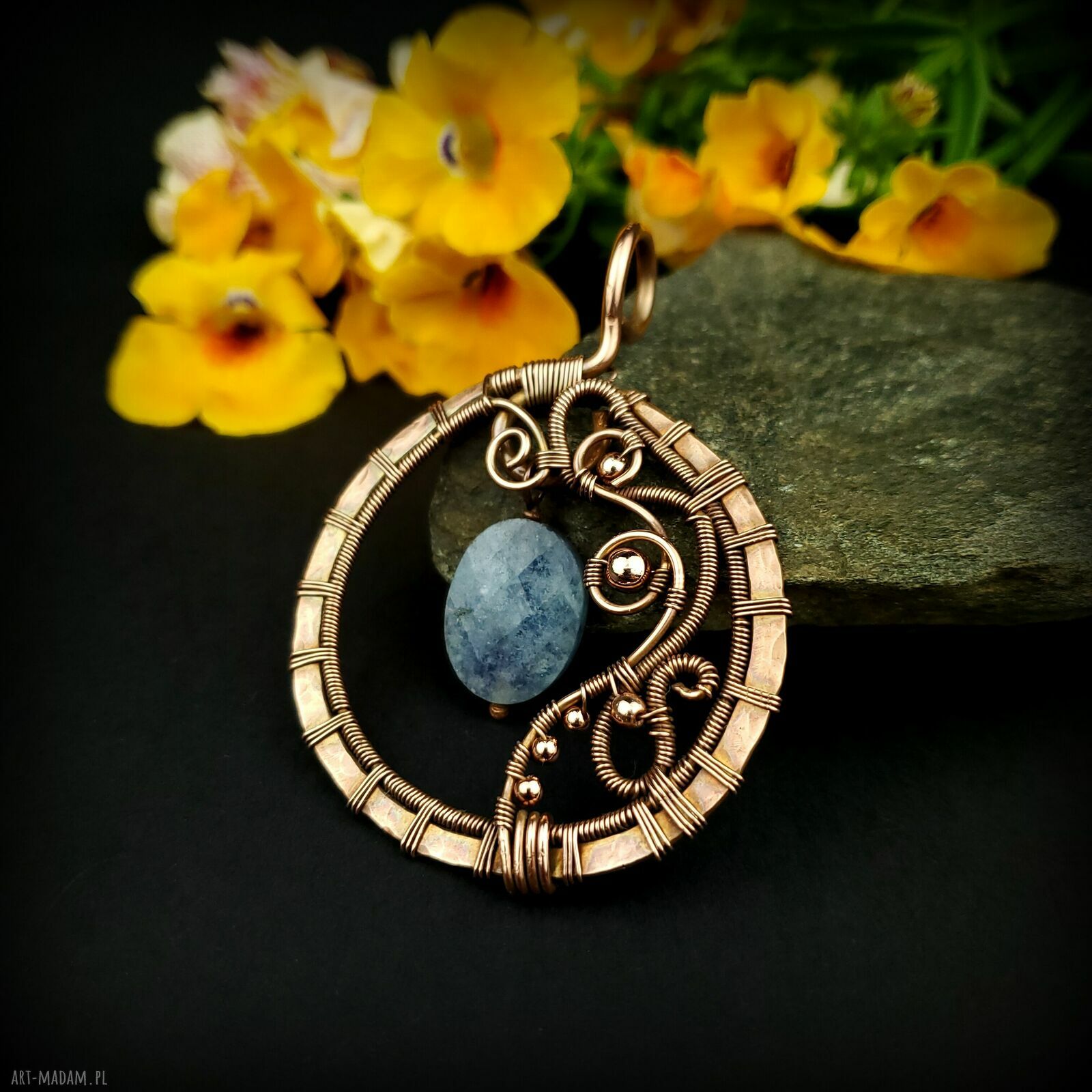 Akwamarynowy wisiorek wire wrapping z oksydowanej miedzi i hematytami