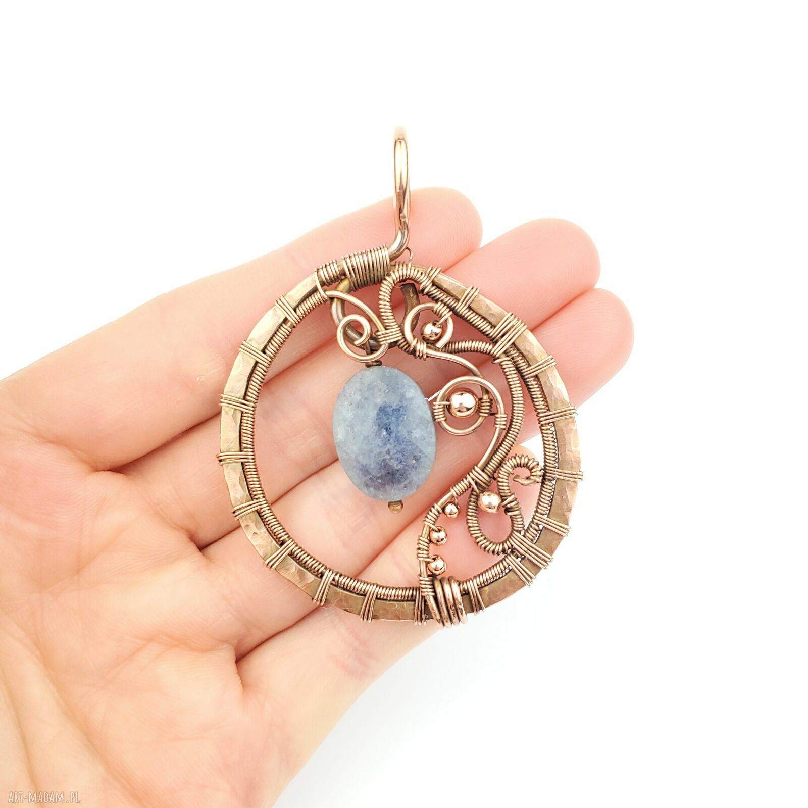 Akwamarynowy wisiorek wire wrapping z oksydowanej miedzi i hematytami