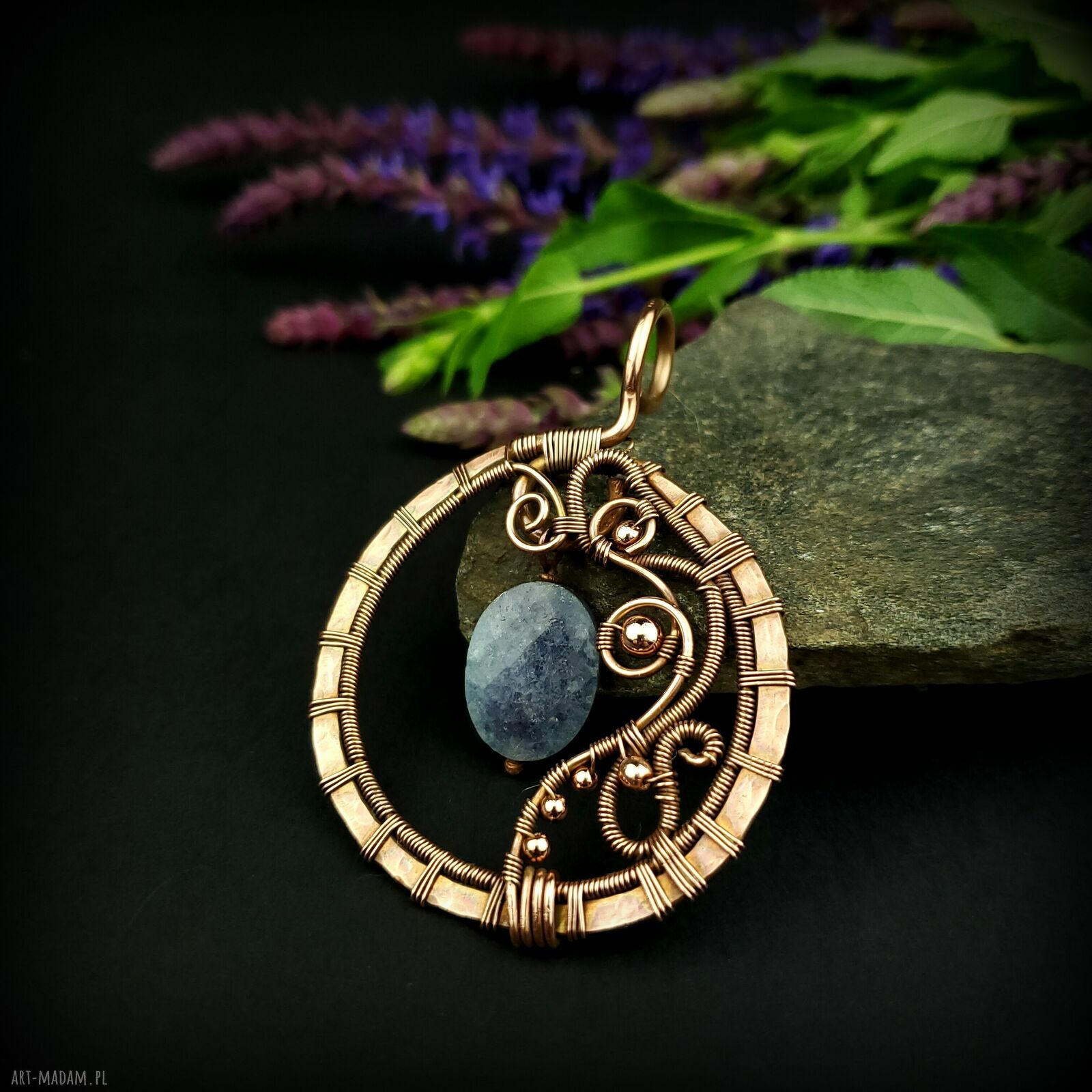 Akwamarynowy wisiorek wire wrapping z oksydowanej miedzi i hematytami