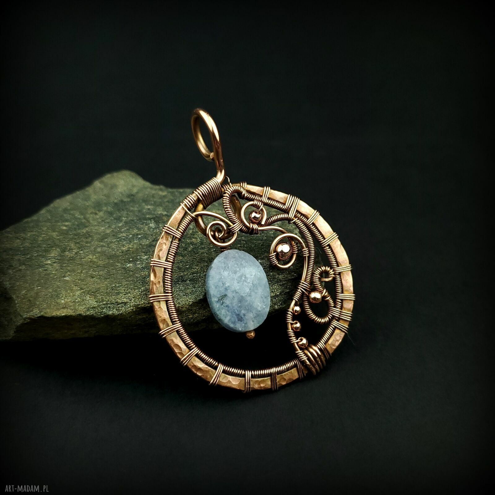 Akwamarynowy wisiorek wire wrapping z oksydowanej miedzi i hematytami
