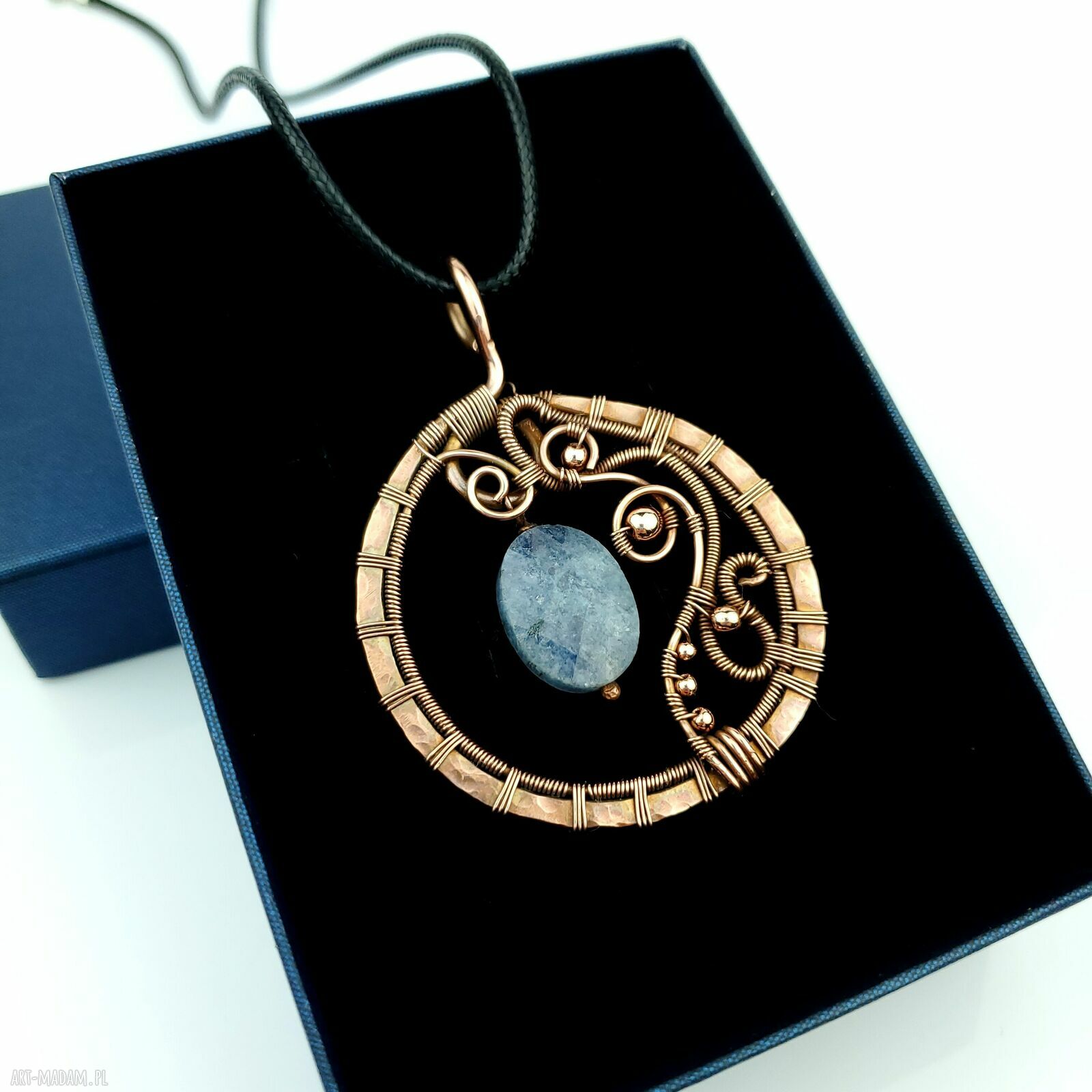 Akwamarynowy wisiorek wire wrapping z oksydowanej miedzi i hematytami