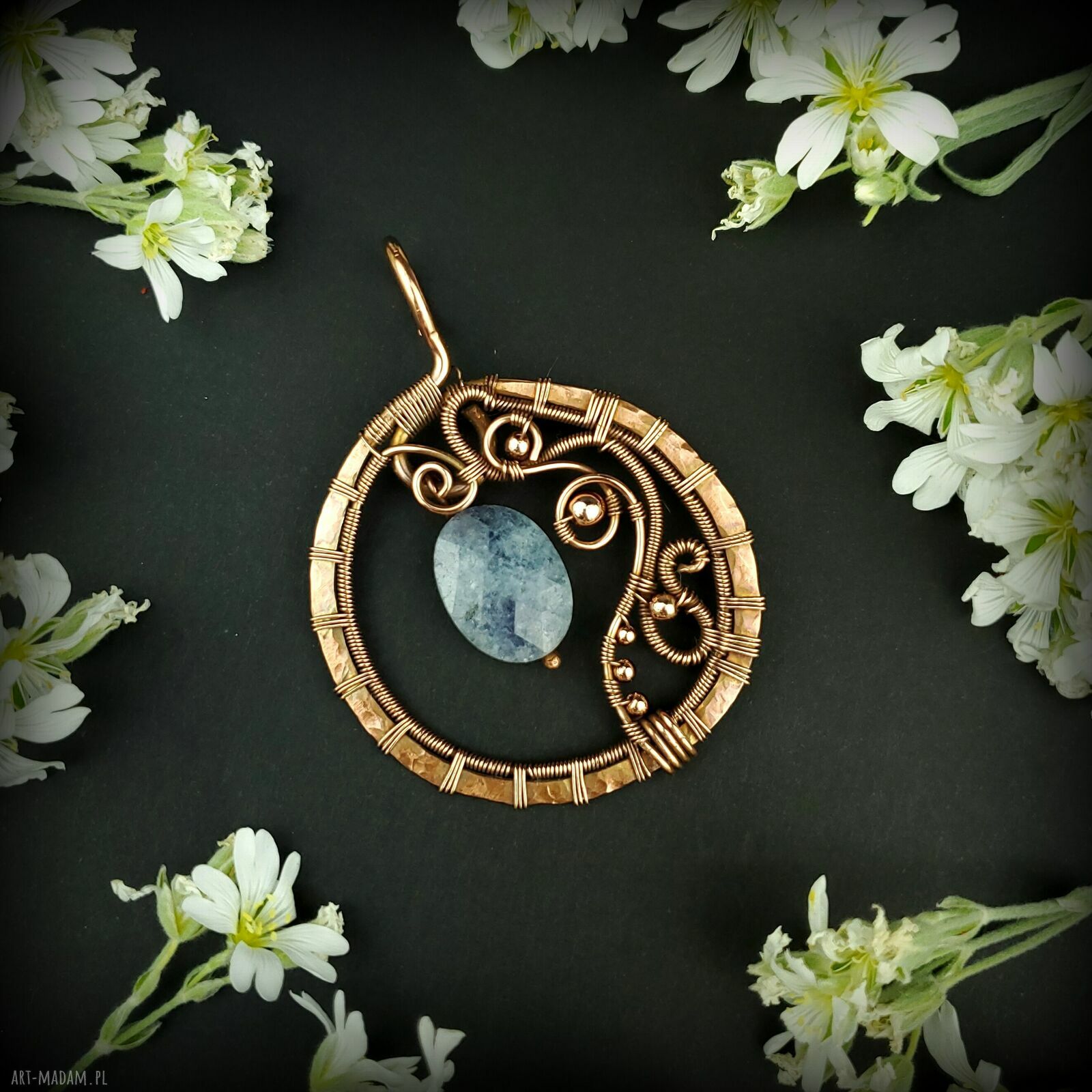 Akwamarynowy wisiorek wire wrapping z oksydowanej miedzi i hematytami