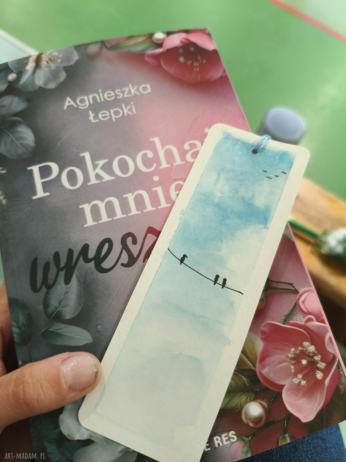 Akwarela zakładka do książki „Fly High” ptaki na tle błękitnego nieba z chwostem
