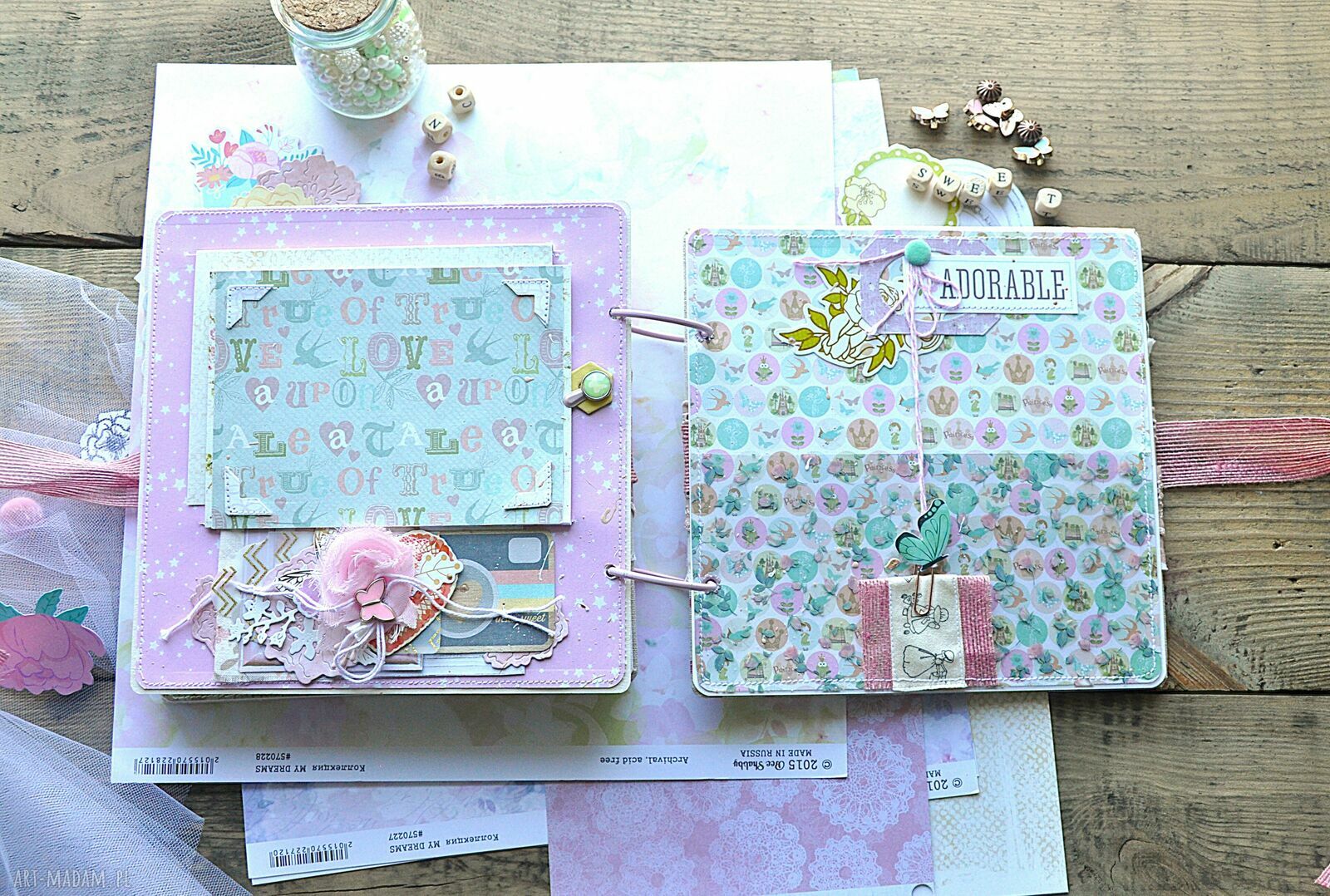 Album dla dziewczynki - ręcznie robione scrapbookingowe wspomnienia w różowo-turkusowym stylu