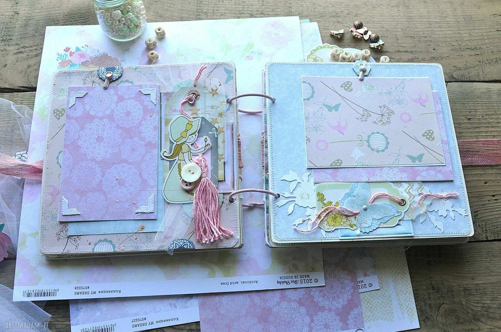 Album dla dziewczynki - ręcznie robione scrapbookingowe wspomnienia w różowo-turkusowym stylu
