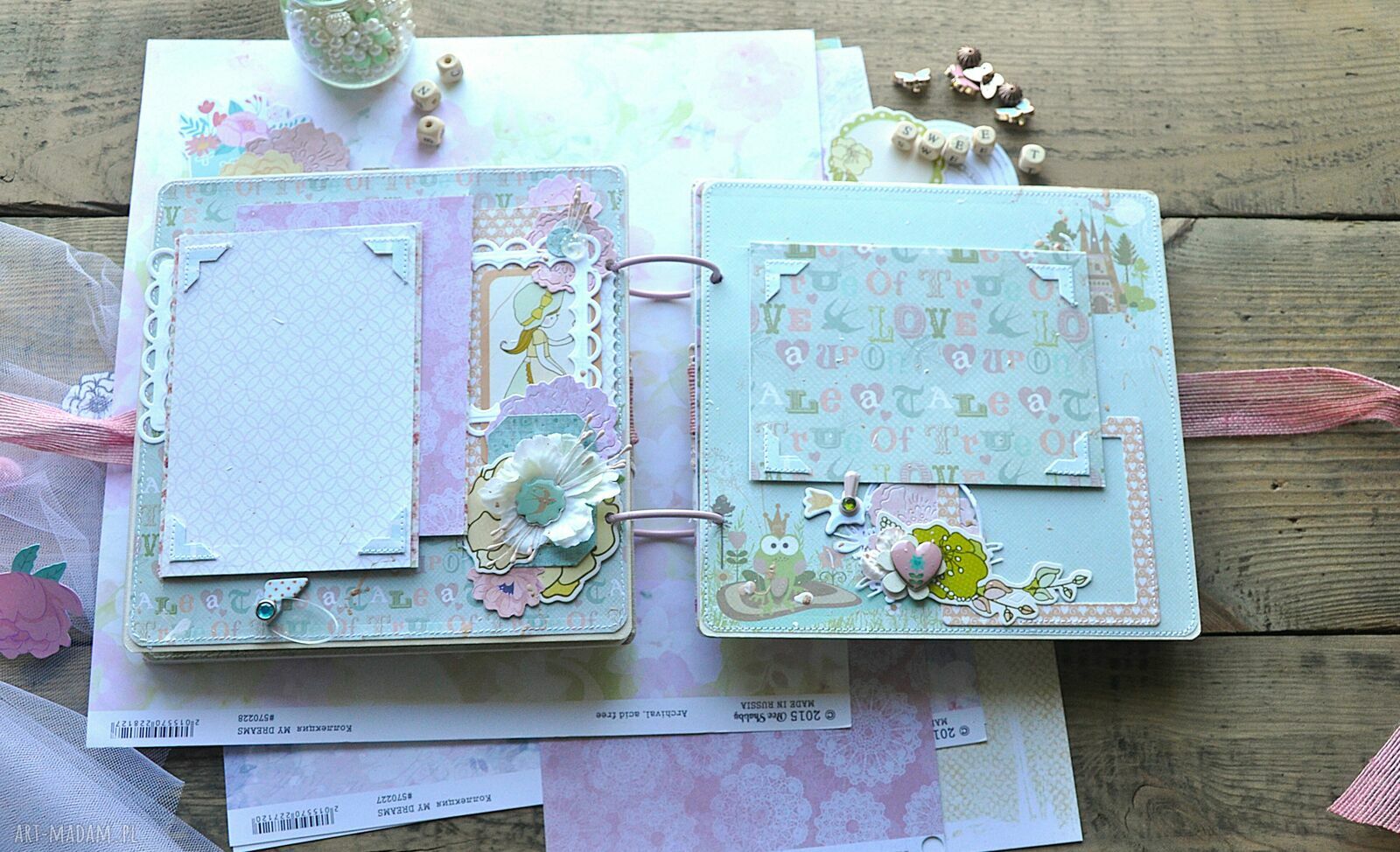Album dla dziewczynki - ręcznie robione scrapbookingowe wspomnienia w różowo-turkusowym stylu