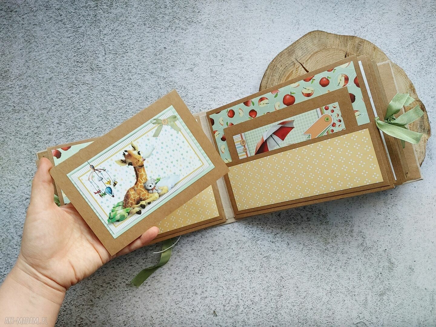 Album dziecięcy w stylu scrapbooking - foto prezent, który zostaje na lata