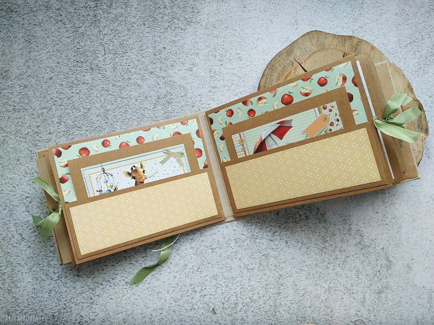 Album dziecięcy w stylu scrapbooking - foto prezent, który zostaje na lata