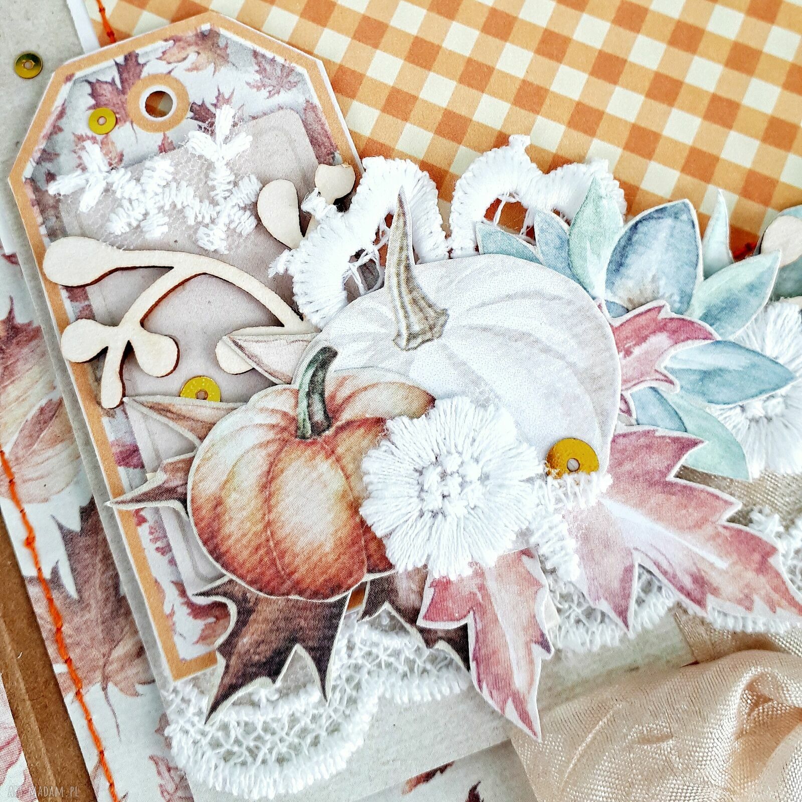 Ręcznie robiony album scrapbookingowy na zdjęcia i wspomnienia