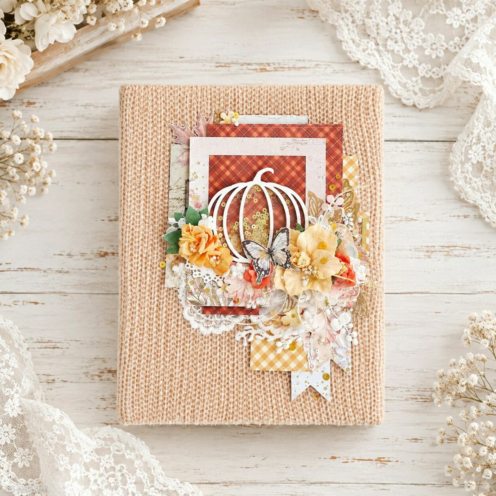 Ręcznie robiony album scrapbookingowy na zdjęcia i wspomnienia