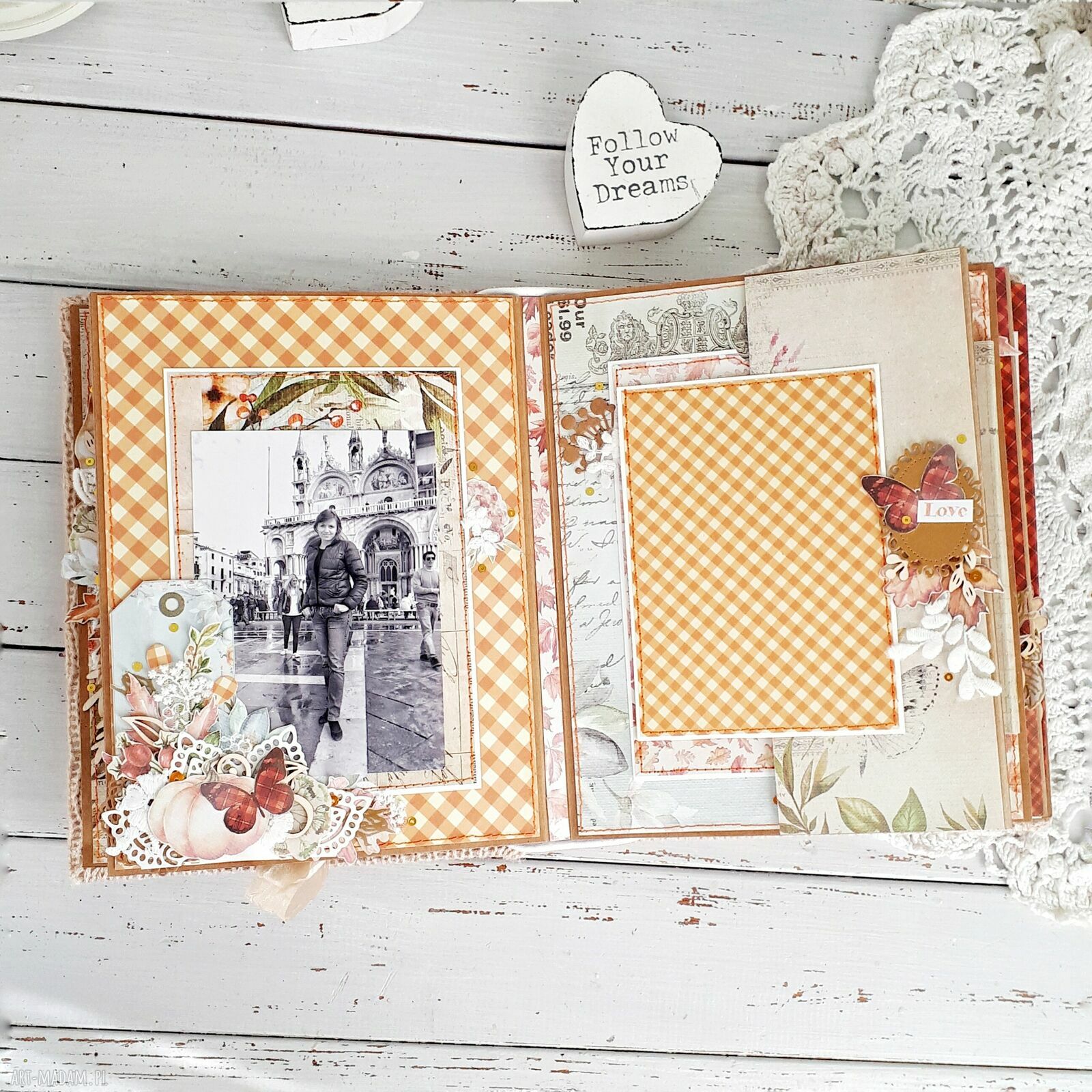 Ręcznie robiony album scrapbookingowy na zdjęcia i wspomnienia