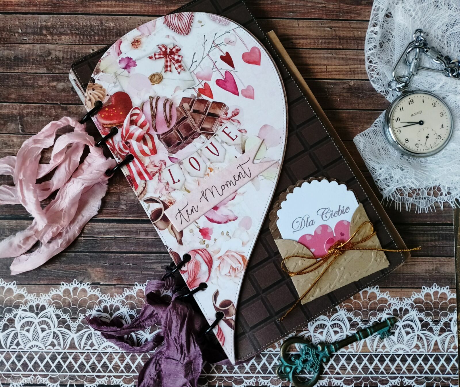 Album na pamiątkowe zdjęcia z urodzin - ręcznie robiony scrapbooking