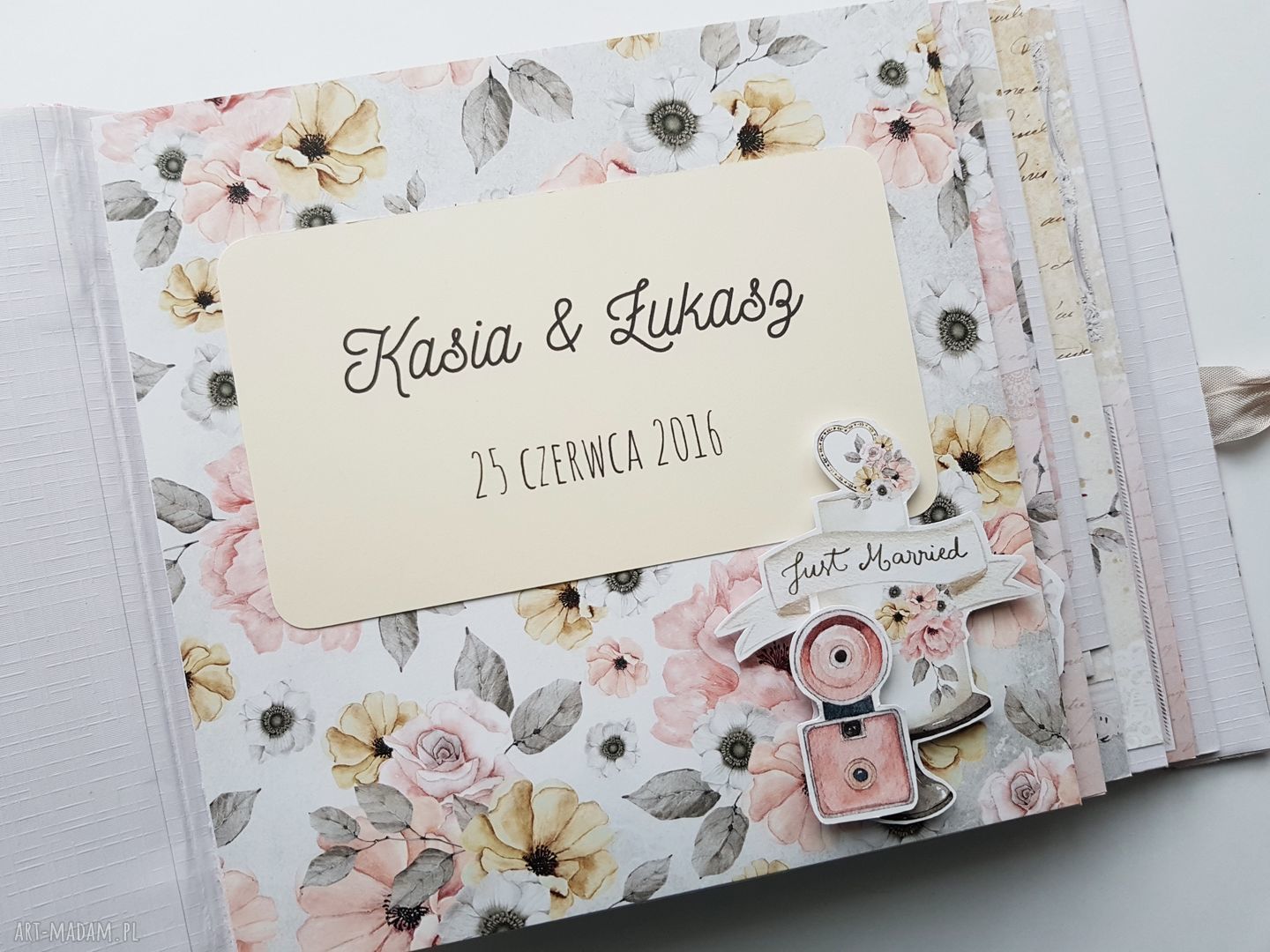Album ślubny scrapbooking - pamiątka na zdjęcia i wzruszające dedykacje