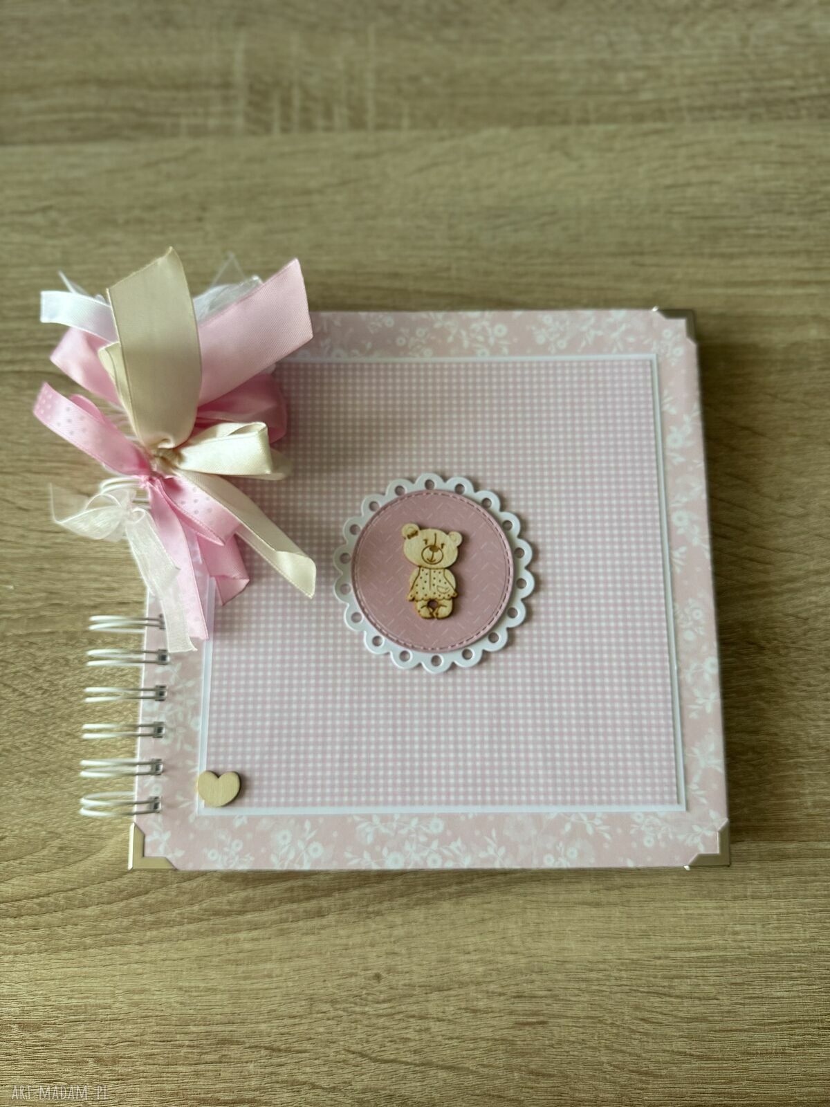 Album scrapbooking z misiem dla dziewczynki - prezent na Baby Shower