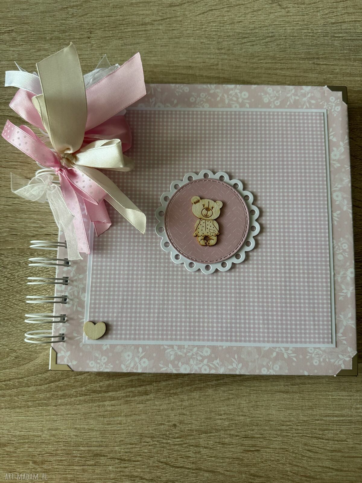 Album scrapbooking z misiem dla dziewczynki prezent na Baby Shower