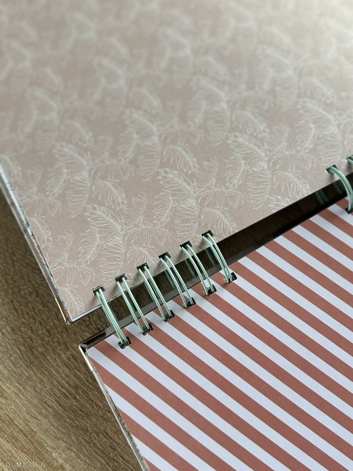 Album z sercem - ręcznie robiona pamiątka ślubna w stylu scrapbooking