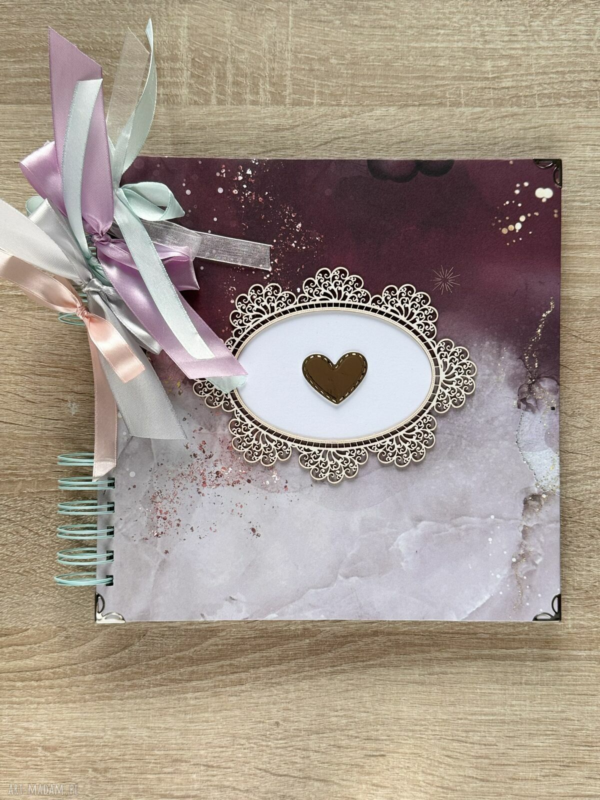 Album z sercem - ręcznie robiona pamiątka ślubna w stylu scrapbooking