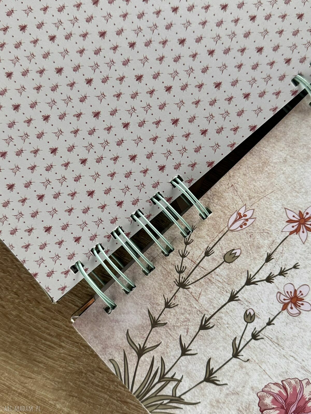 Album z sercem - ręcznie robiona pamiątka ślubna w stylu scrapbooking