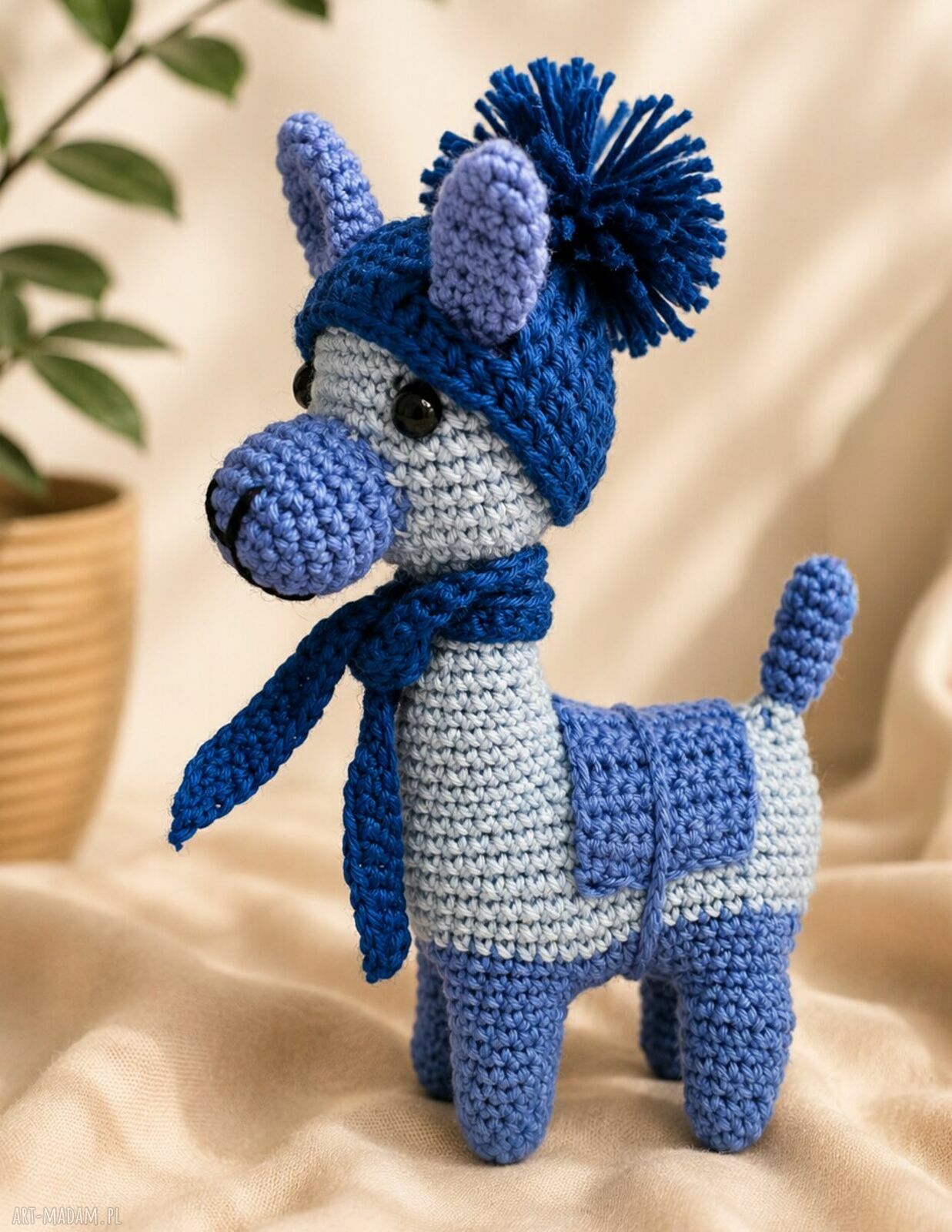 Alpaka amigurumi - szydełkowa maskotka z czapką i szalikiem