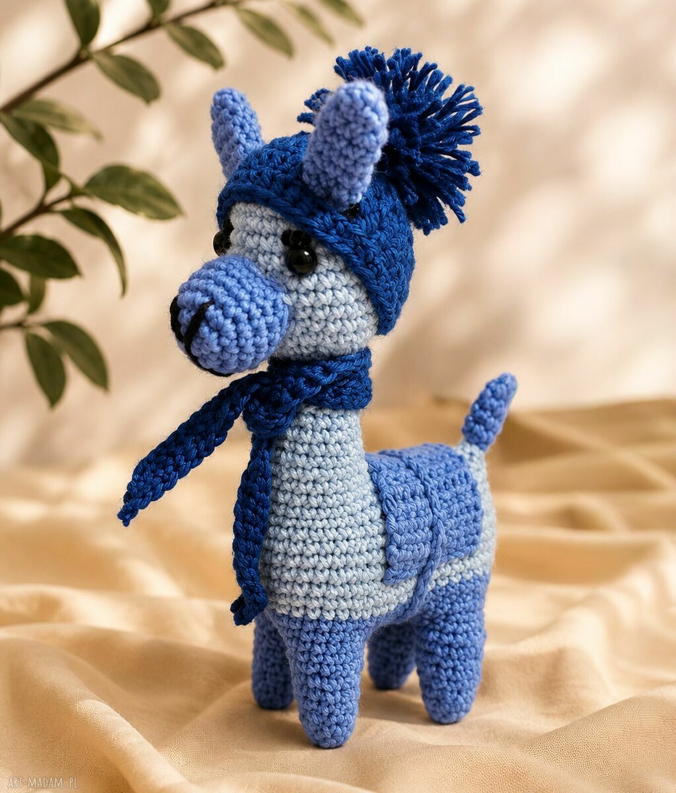 Alpaka amigurumi - szydełkowa maskotka z czapką i szalikiem