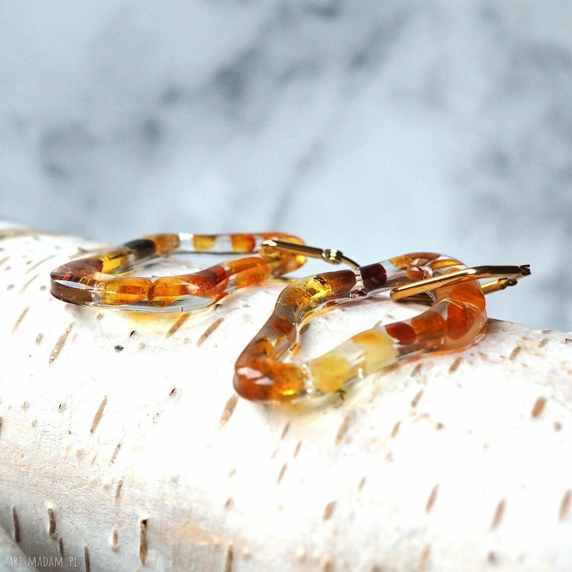 Kolczyki Amber Waves - bursztyny bałtyckie w żywicy (stal chirurgiczna)