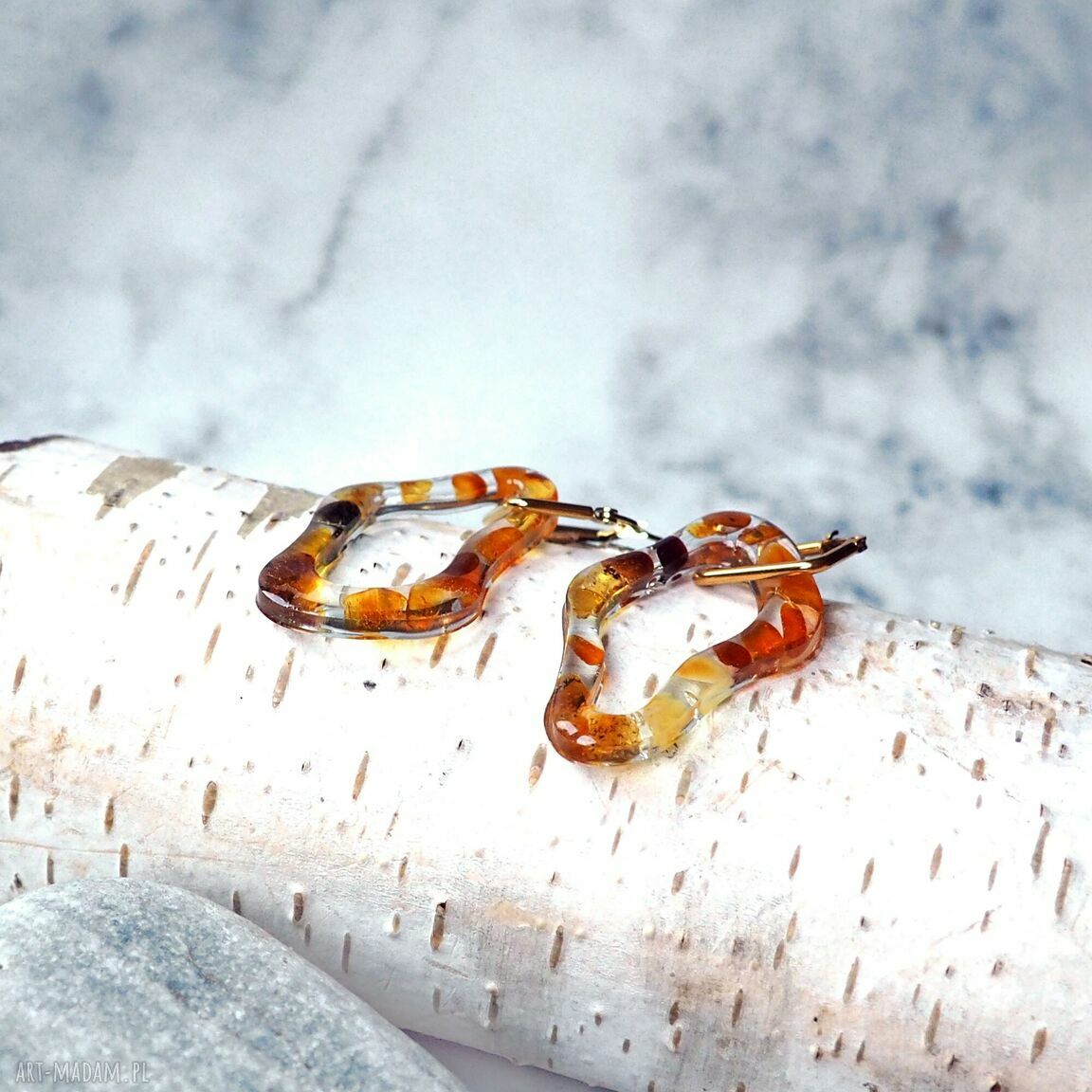 Kolczyki Amber Waves - bursztyny bałtyckie w żywicy (stal chirurgiczna)