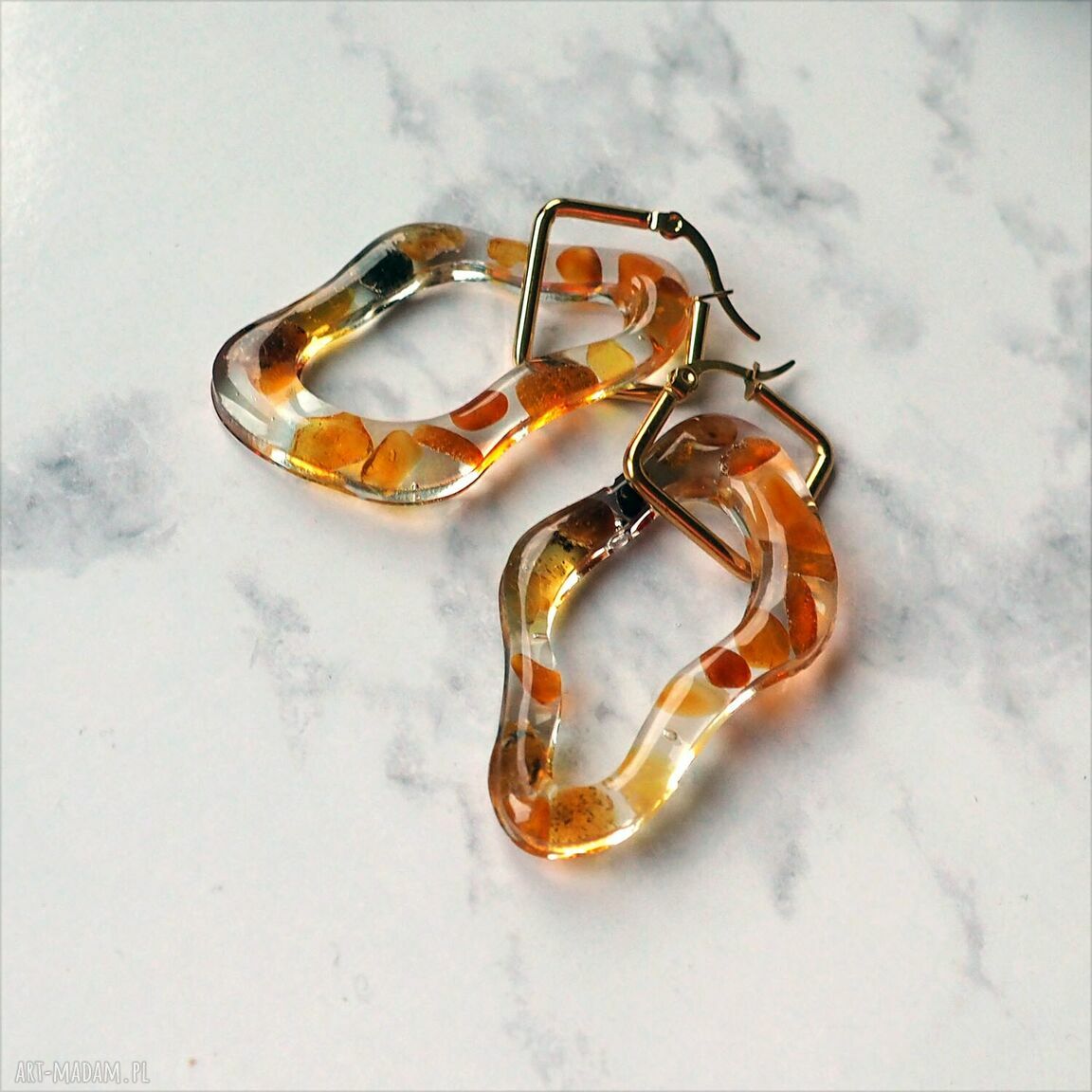 Kolczyki Amber Waves - bursztyny bałtyckie w żywicy (stal chirurgiczna)