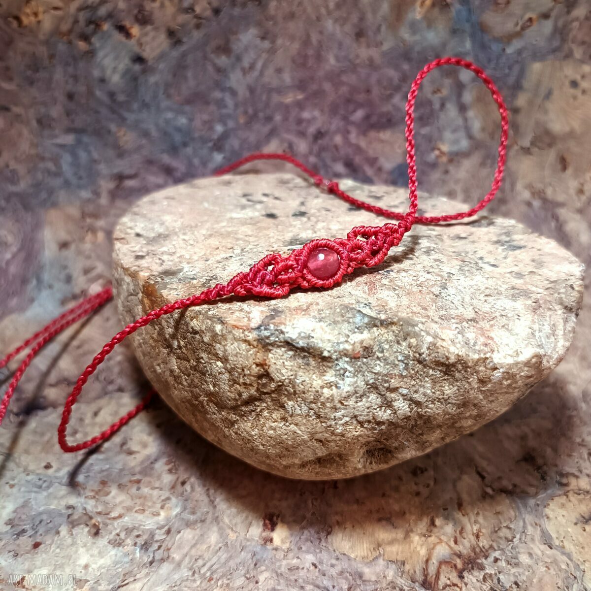 Ambrozja - czerwony choker z jadeitem i hematytem w mikromakramie