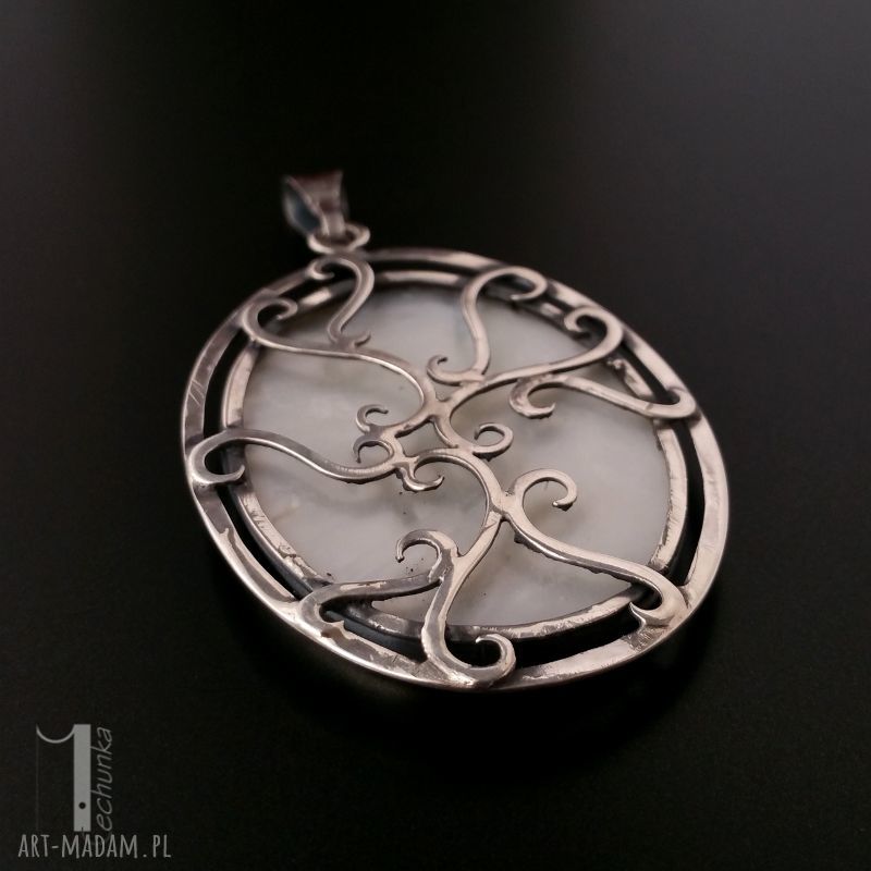 wisiorki: Amfitryta srebrny medalion z masą perłową Handmade