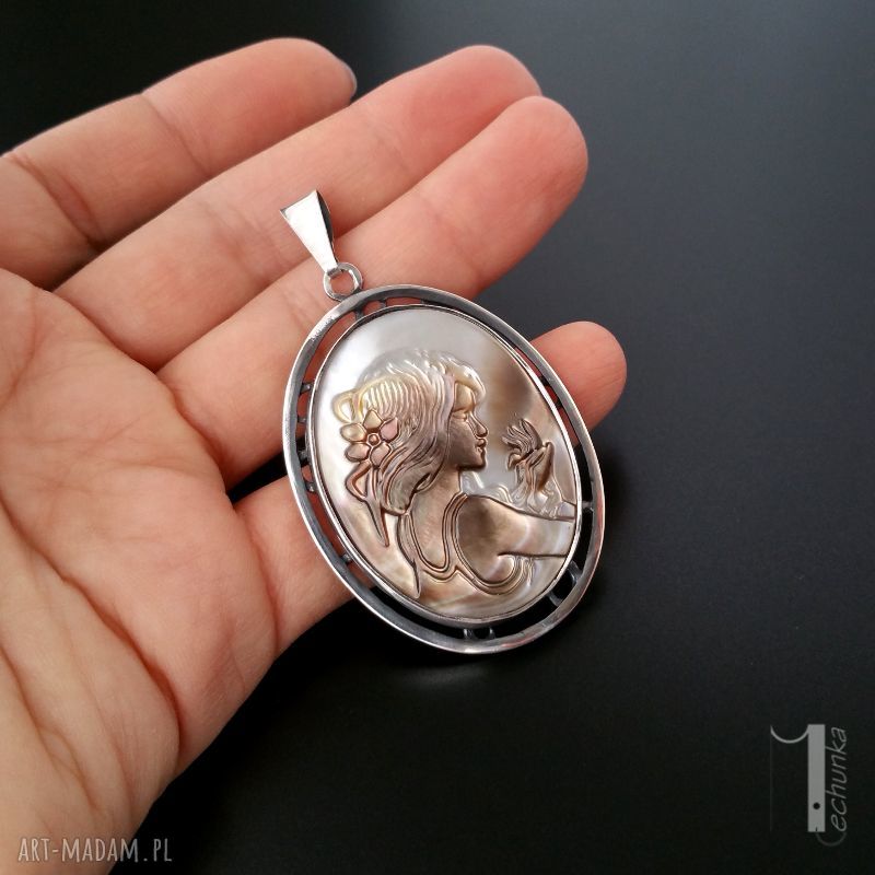 wisiorki: Amfitryta srebrny medalion z masą perłową Handmade