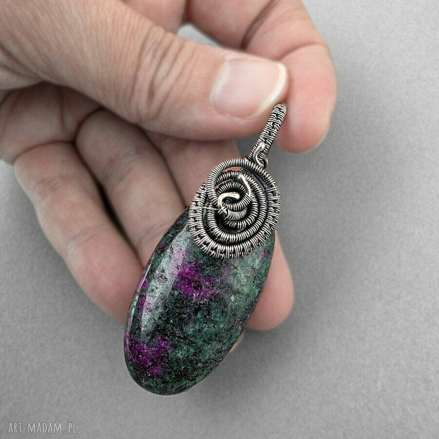 Wisiorek Amira z zoisytu rubinowego w oksydowanym srebrze - wire-wrapping