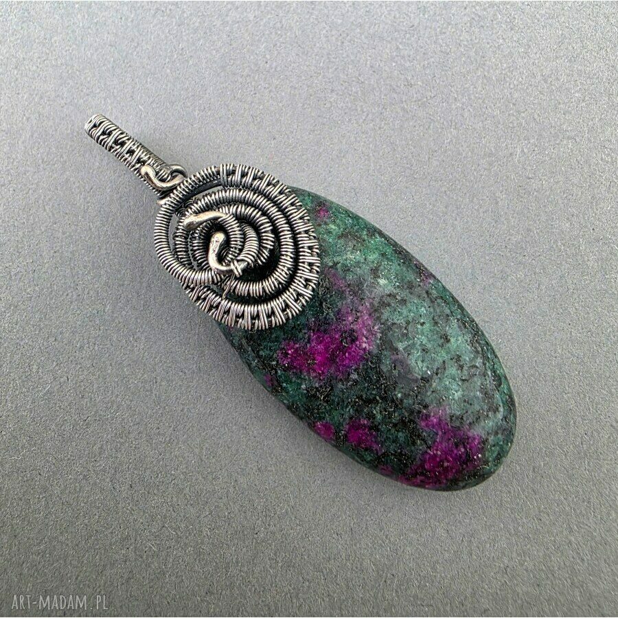 Wisiorek Amira z zoisytu rubinowego w oksydowanym srebrze - wire-wrapping