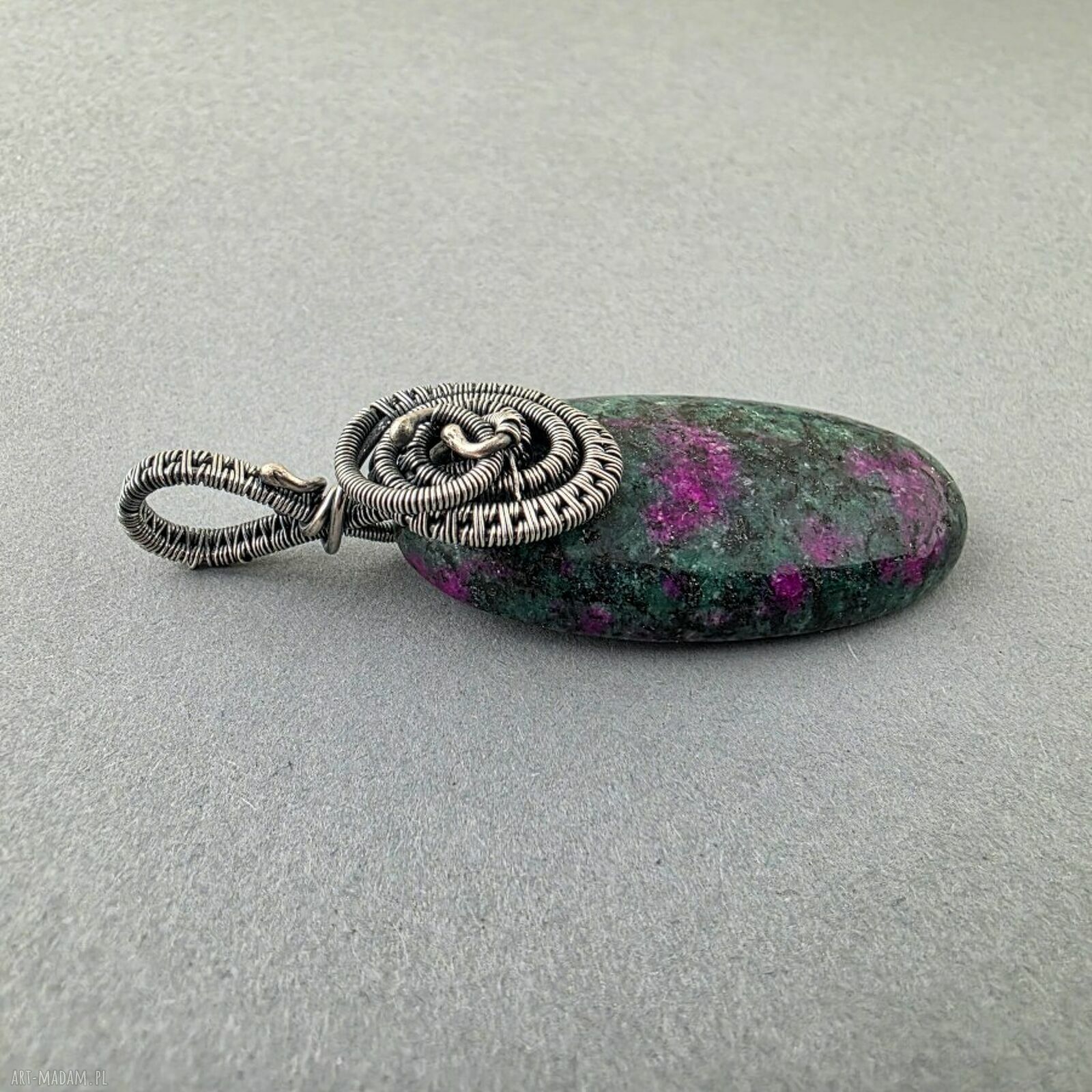 Wisiorek Amira z zoisytu rubinowego w oksydowanym srebrze - wire-wrapping