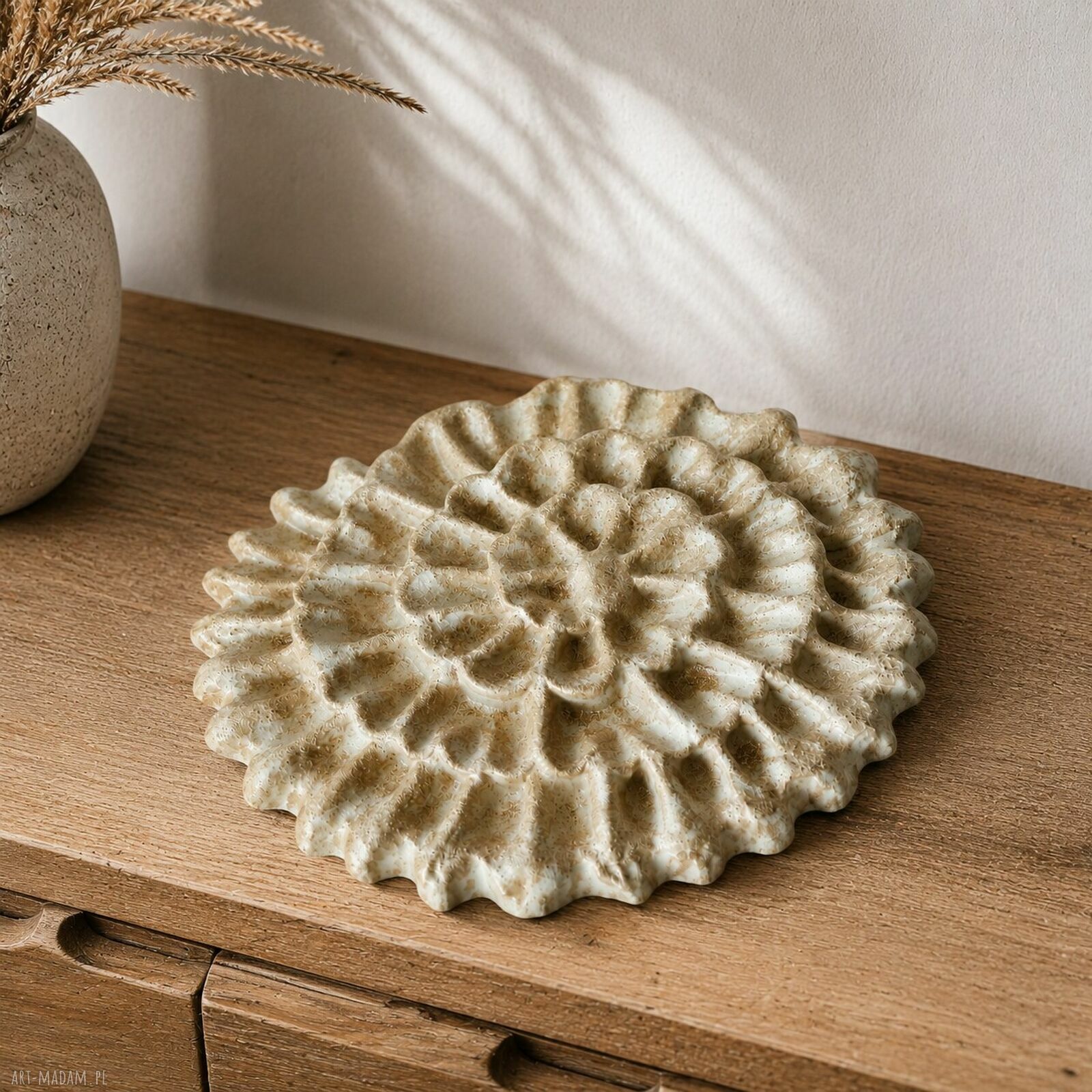 Amonit w odcieniach piasku - ręcznie robiona patera ceramiczna