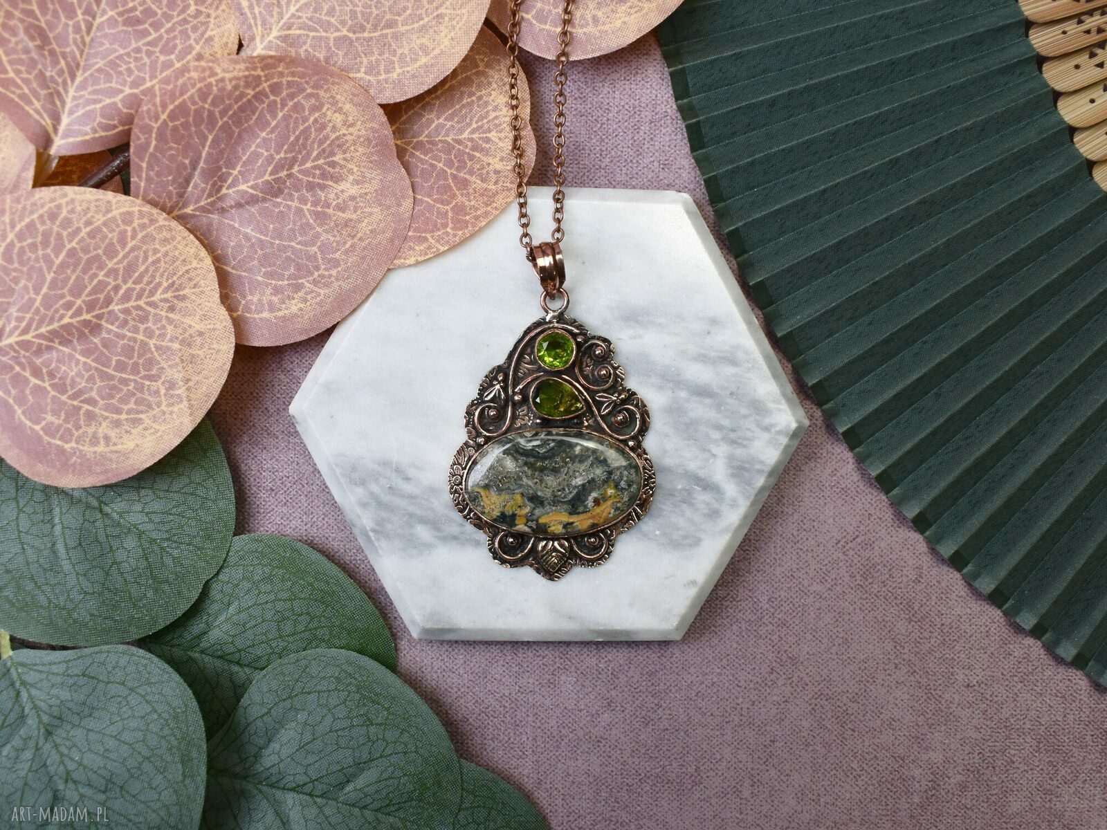 Miedziany wisiorek boho z jaspisem i perydotem ręcznie robiony amulet