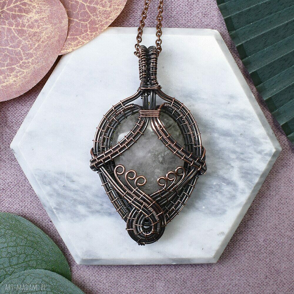 Miedziany wisiorek wire wrapping z kamieniem - amulet, ręcznie robiony