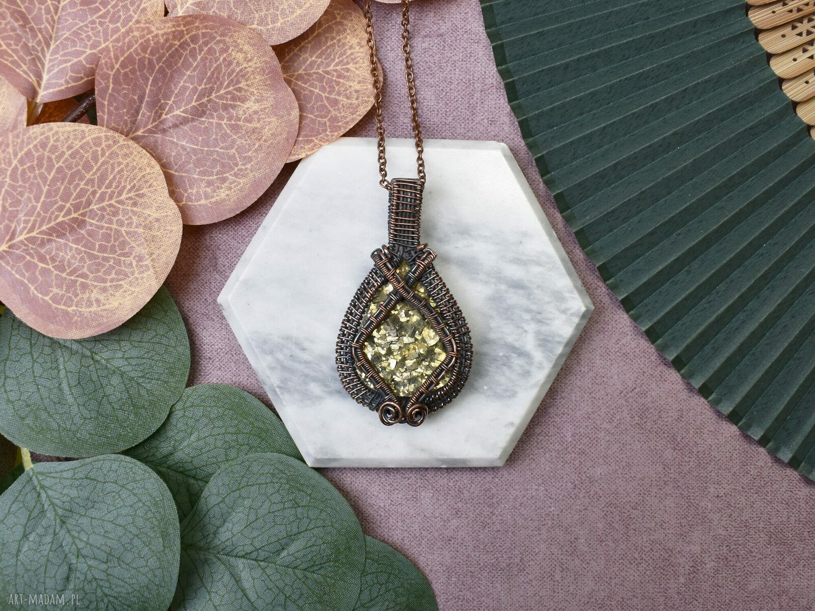 Miedziany wisiorek z pirytem wire wrapping boho (surowy kamień) #461
