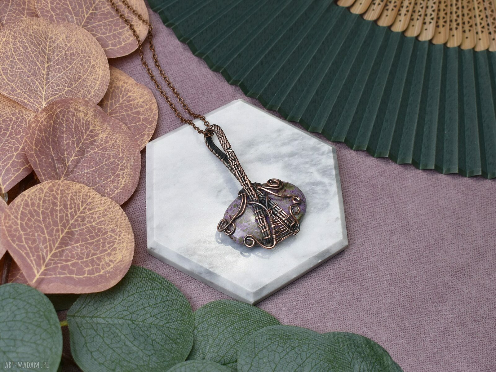 Miedziany wisiorek wire wrapping z purpurytem na prezent ręcznie robiony