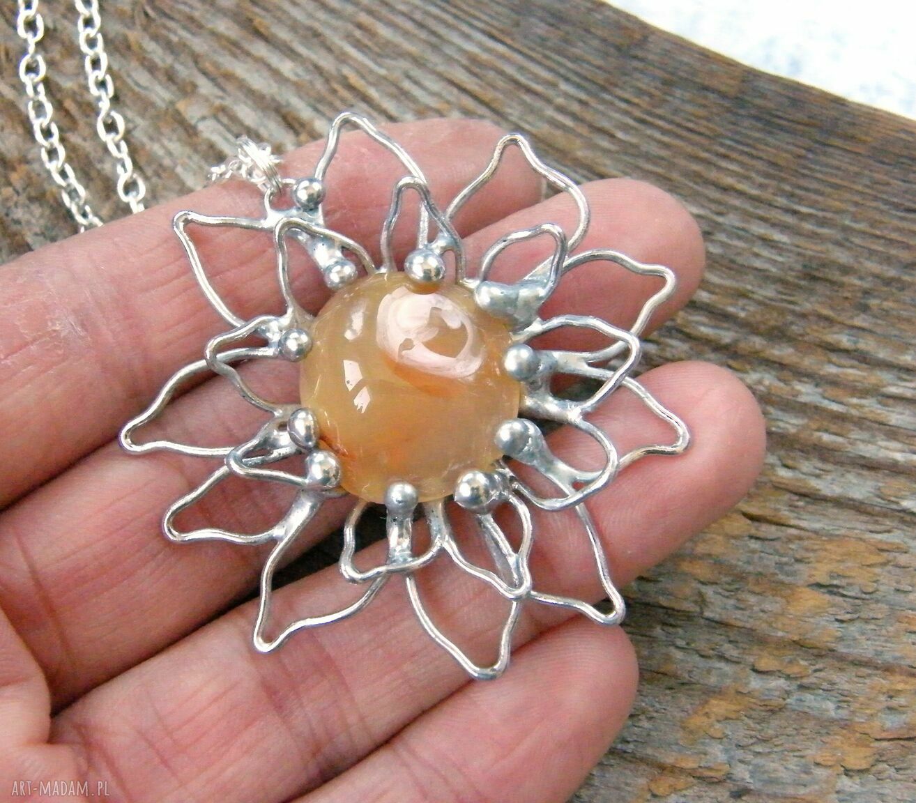 Wisiorek z łańcuszkiem Kwiat z karneolem ręcznie robiony amulet | art Madam.pl