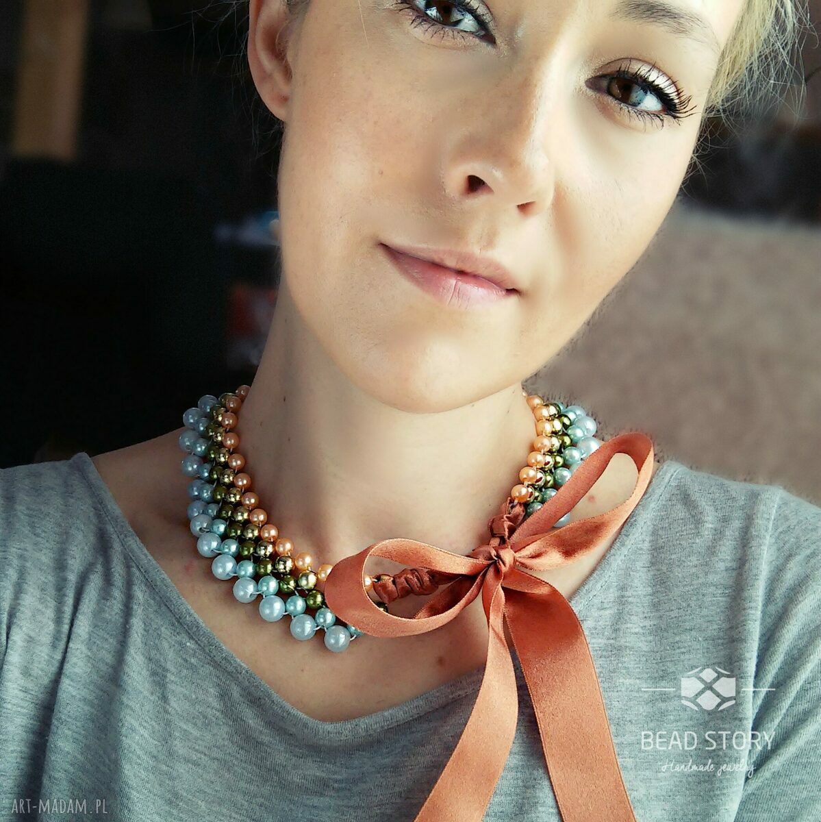 Anabela - pastelowa kolia z korali akrylowych na satynowej tasiemce