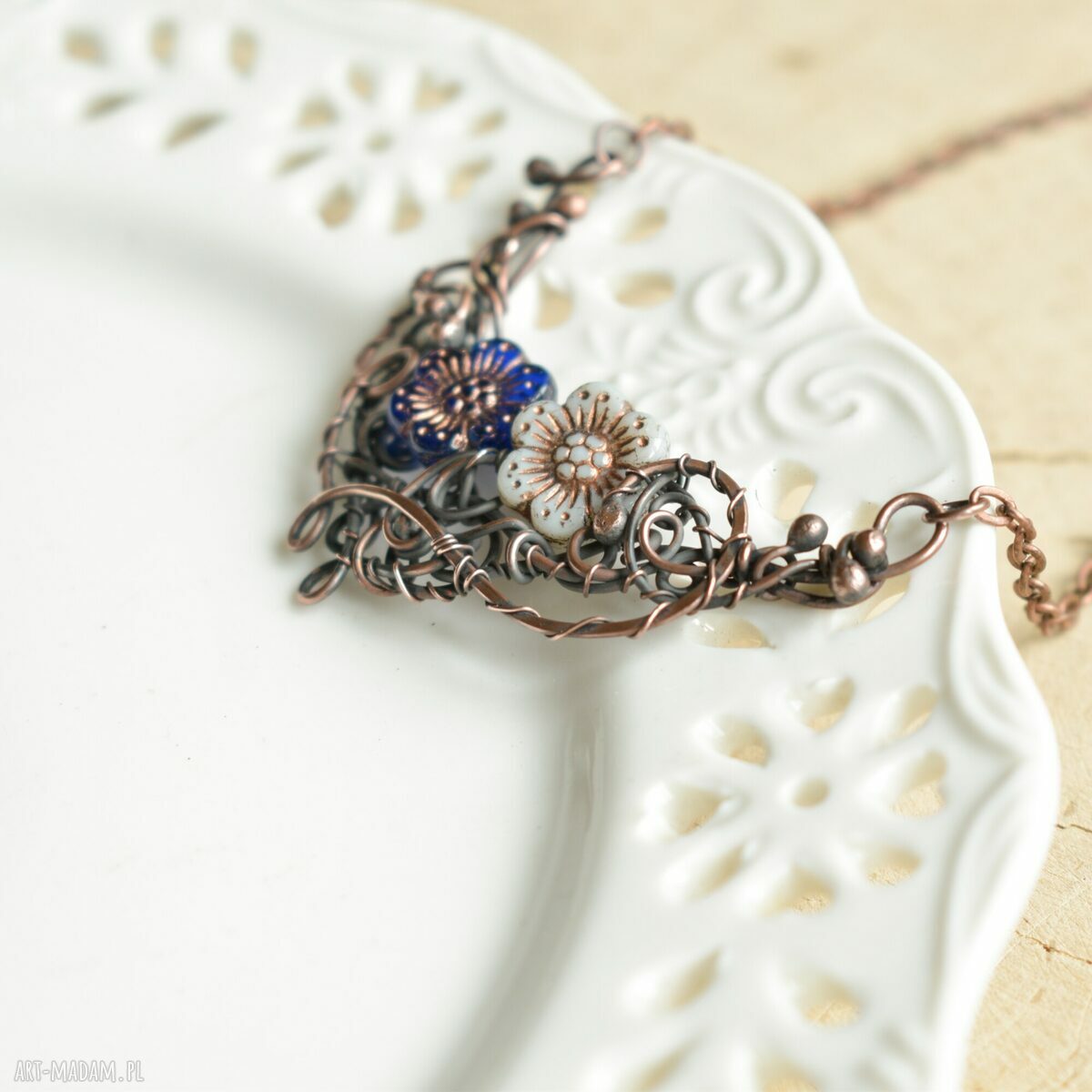 Anemonki - miedziany naszyjnik wire wrapping ze szklanymi kwiatkami
