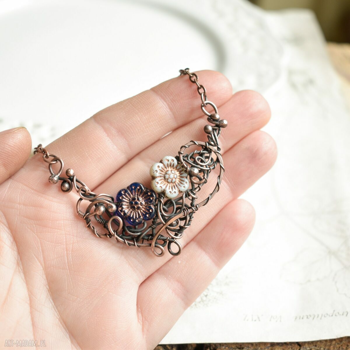 Anemonki - miedziany naszyjnik wire wrapping ze szklanymi kwiatkami