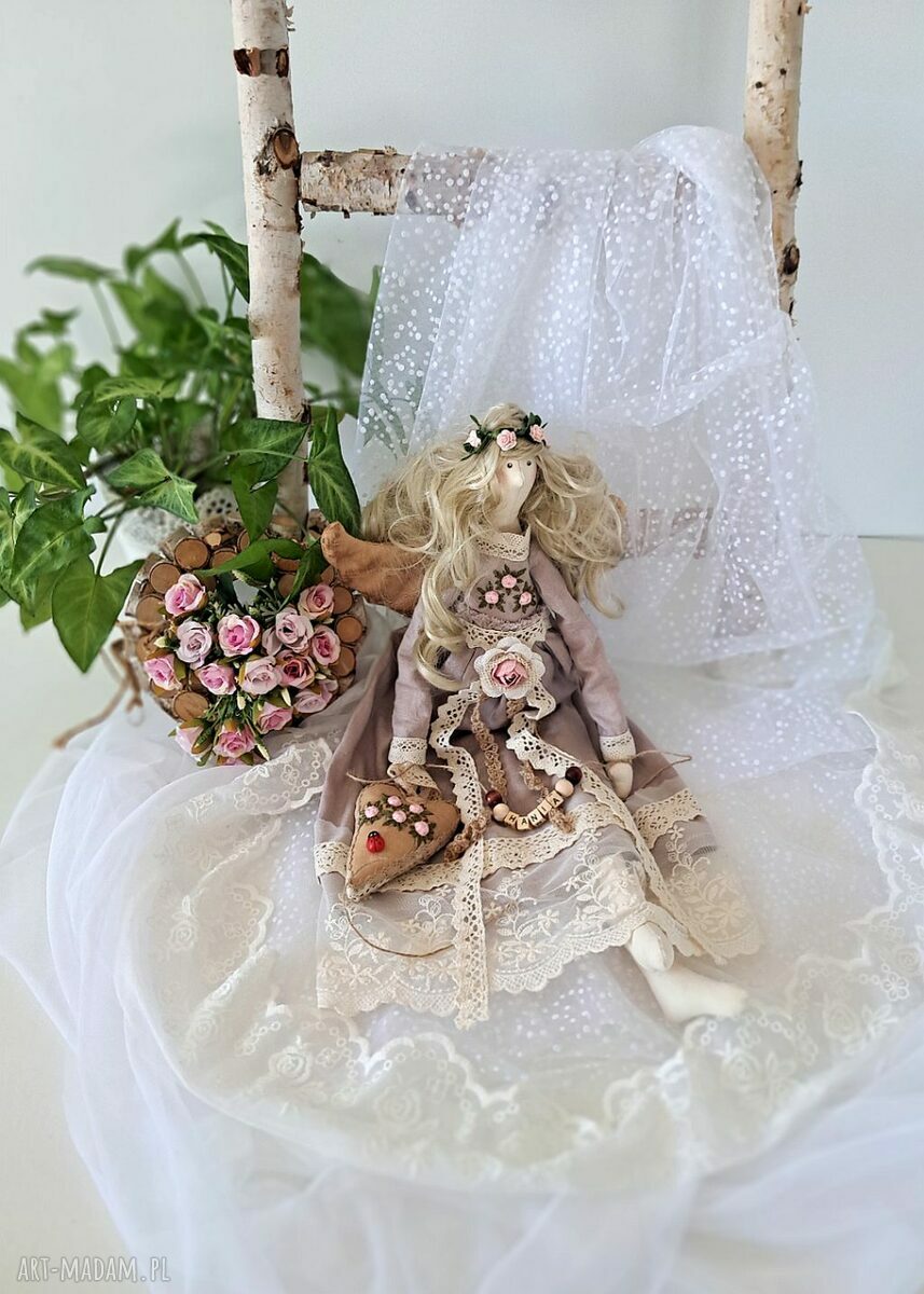 Anielica w kolorze antycznego różu