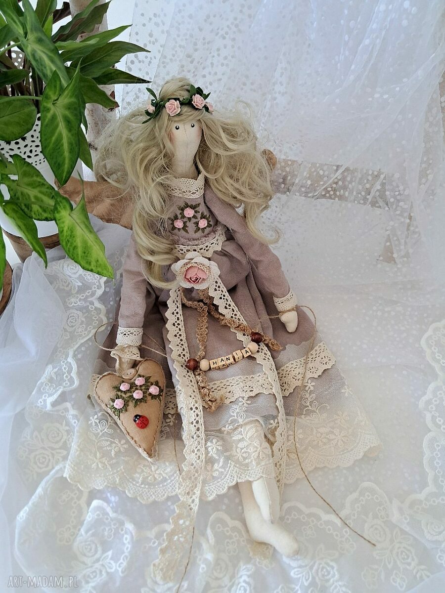Anielica w kolorze antycznego różu